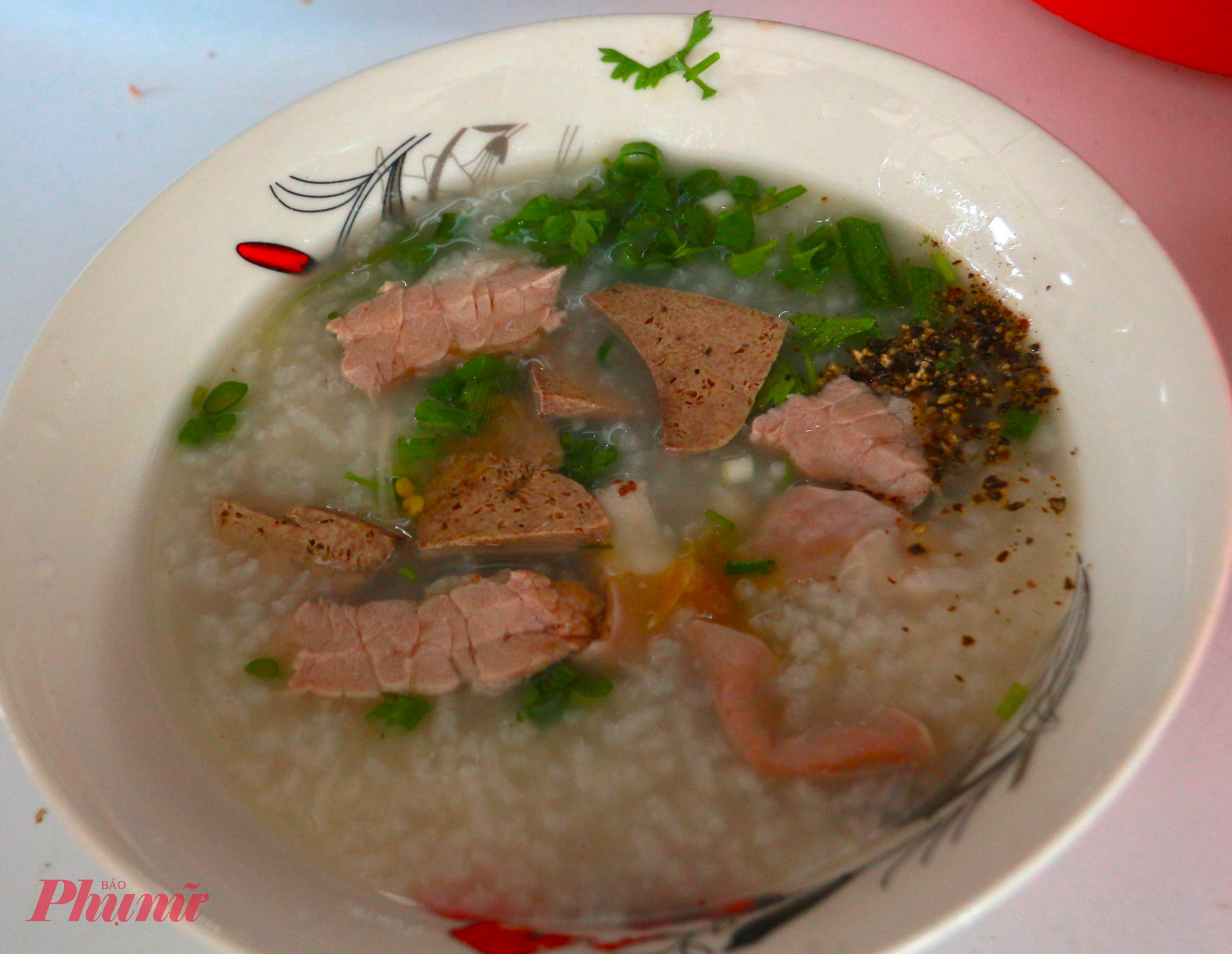 Một tô cháo lòng nóng hổi, thơm lừng chỉ 5-10.000 đồng, nhưng đầy đủ thịt, lòng, huyết. 