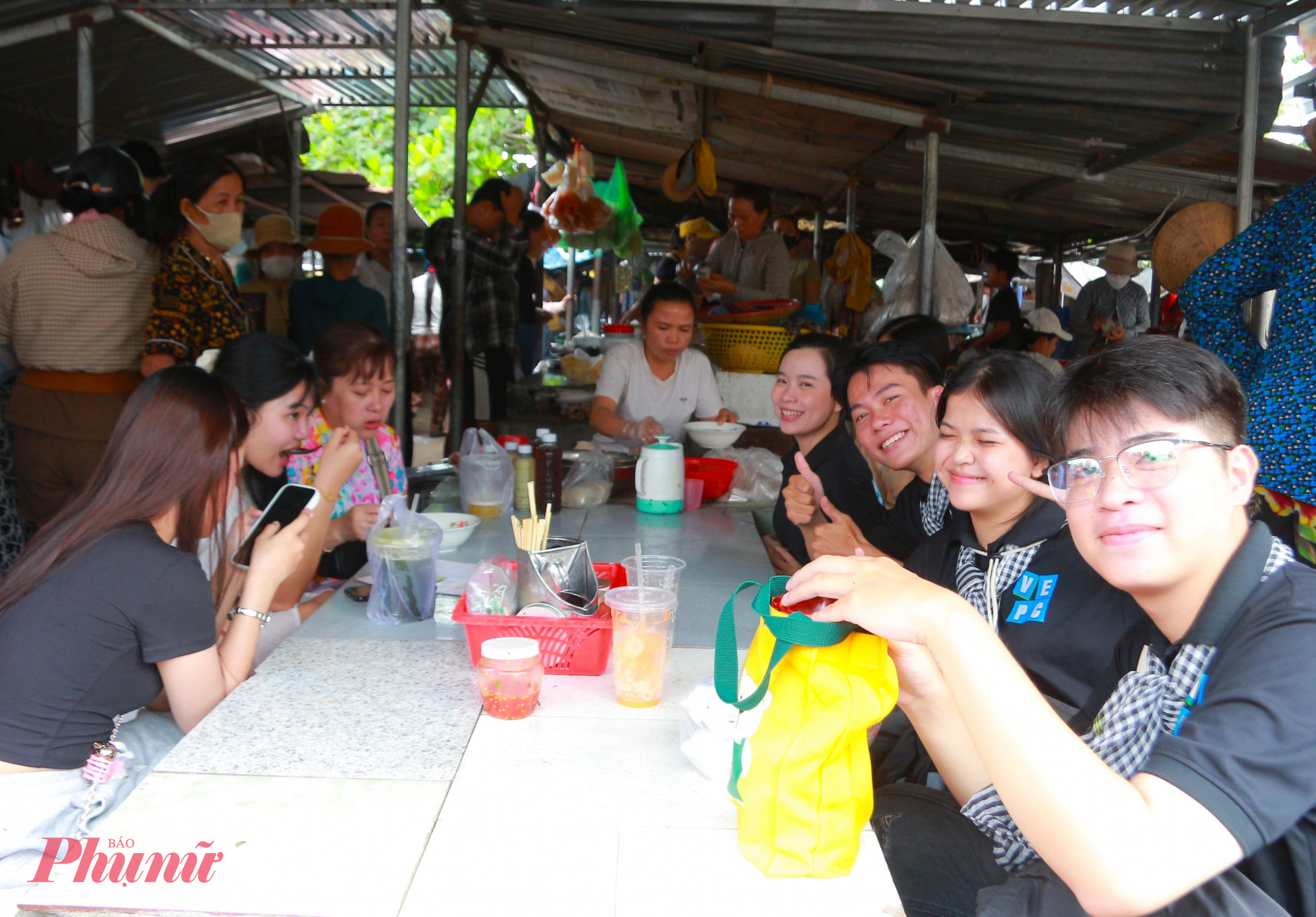 Đến từ TP HCM, anh Lê Văn Hưng cho biết: “Chúng tôi biết chợ Giai Sơn qua TikTok, Facebook. Trong dịp nghỉ hè lần này, gia đình tôi quyết định tìm đến ngôi chợ này để trải nghiệm văn hóa, ẩm thực của người dân nơi đây. Mặc dù, đã tìm hiểu thông tin trên mạng, nhưng khi đến trực tiếp tại chợ, bản thân tôi vẫn không khỏi bất ngờ. Ở Việt Nam, hiếm có nơi nào chỉ với 50.000 đồng mà có thể thưởng thức “bữa tiệc” của ký ức quê nhà”.