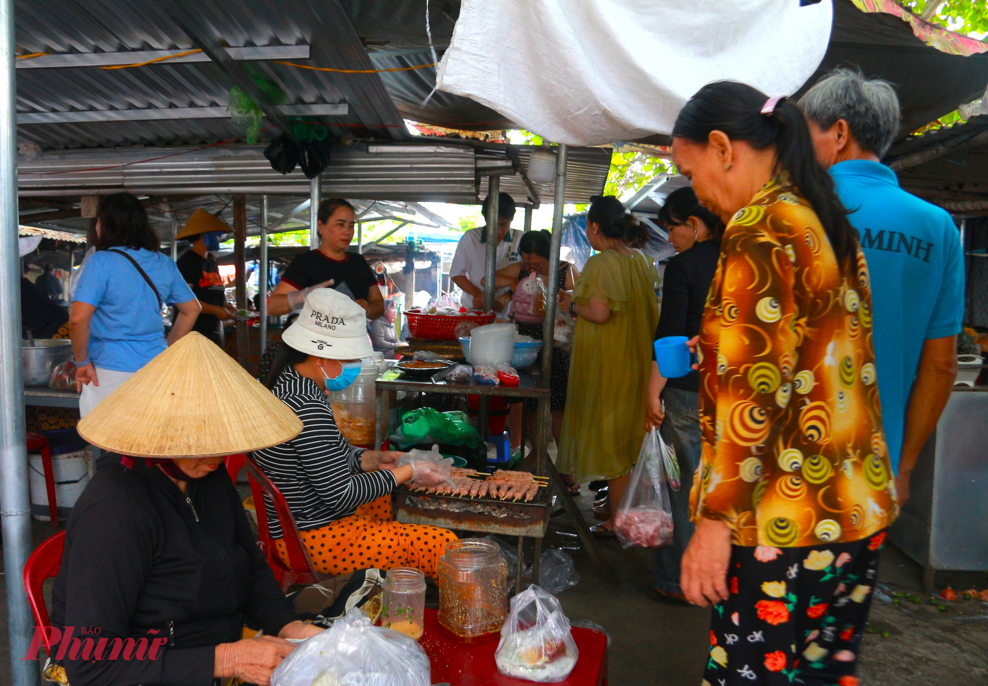Nằm ẩn mình ở thôn Giai Sơn (xã Tuy An Nam), chợ Giai Sơn được biết đến là “chợ dân sinh rẻ nhất Việt Nam”. 