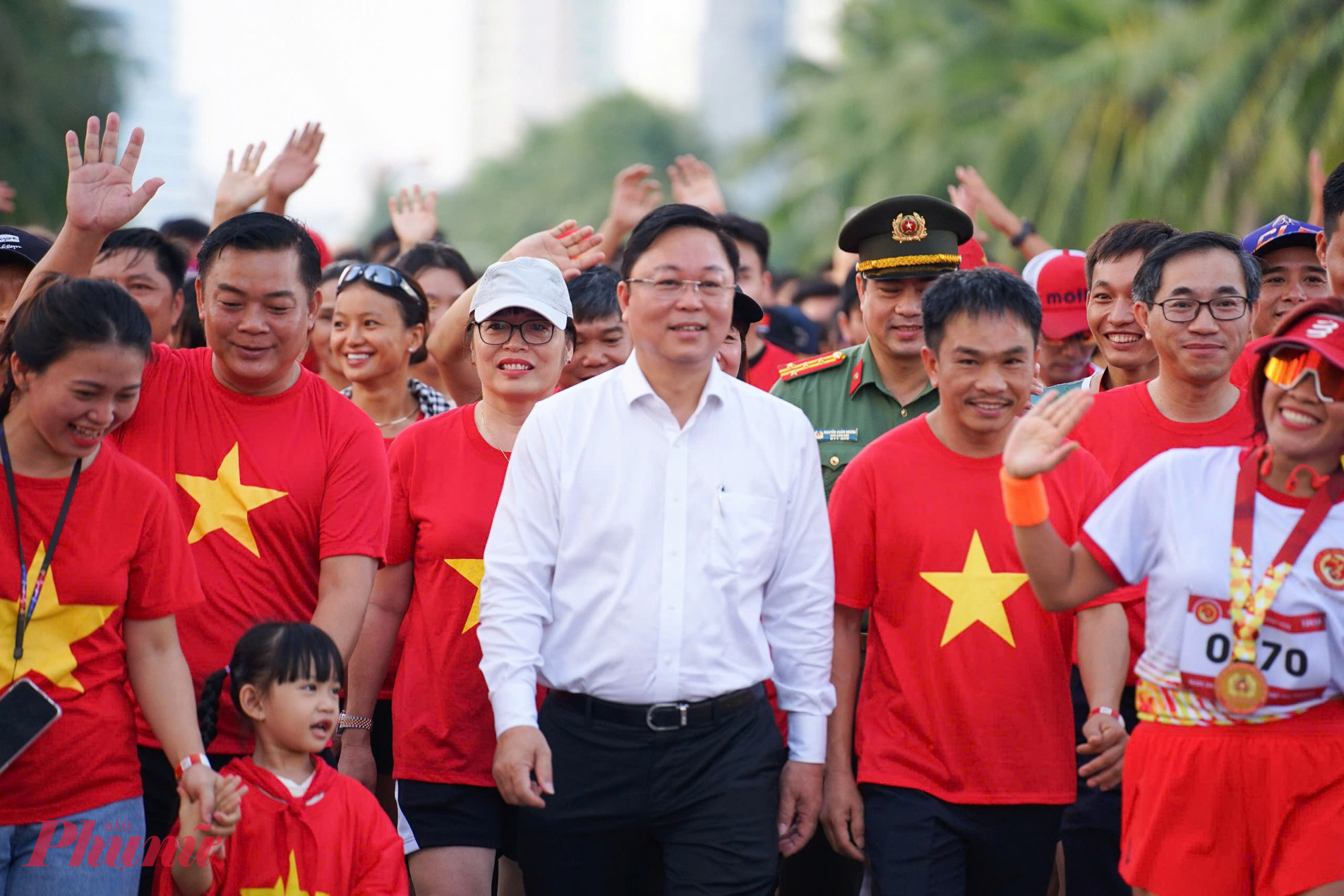 Chủ tịch Ủy ban MTTQ Việt Nam thành phố Đà Nẵng Lê Trí Thanh (áo trắng, hàng đầu) cùng người dân đi bộ tại cung đường biển Hoàng Sa - Võ Nguyên Giáp. 