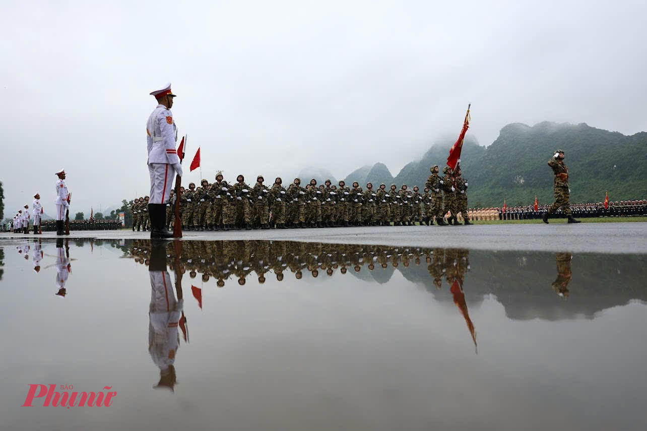 Các khối tiến vào lễ đài.