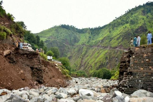 Những cơn mưa xối xả đã tấn công Pakistan kể từ khi bắt đầu gió mùa mùa hè, được nhà chức trách mô tả là bất thường, đã giết chết hơn 600 người. Vào tháng 7, Punjab, nơi sinh sống của gần một nửa trong số 255 triệu người Pakistan, ghi nhận lượng mưa nhiều hơn 73% so với năm trước và nhiều người chết hơn so với toàn bộ đợt gió mùa trước đó. Pakistan là một trong những quốc gia dễ bị tổn thương nhất trên thế giới trước tác động của biến đổi khí hậu, và người dân của nước này đang phải đối mặt với các hiện tượng thời tiết cực đoan với tần suất ngày càng tăng. Lũ lụt gió mùa vào năm 2022 đã nhấn chìm một phần ba đất nước và giết chết khoảng 1.700 người. Một dân làng khác ở Buner nói với AFP rằng người dân địa phương tiếp tục tìm kiếm trong đống đổ nát suốt đêm. Toàn bộ khu vực đang quay cuồng vì chấn thương sâu sắc, giáo viên địa phương 32 tuổi Saifullah Khan, nói với AFP. Chúng tôi vẫn không biết rõ ai trong ngôi làng nhỏ này còn sống và ai đã chết, ông nói thêm. Tôi giúp lấy lại thi thể của những đứa trẻ mà tôi đã dạy, tôi cứ tự hỏi loại thử thách mà thiên nhiên đã áp đặt lên những đứa trẻ này.