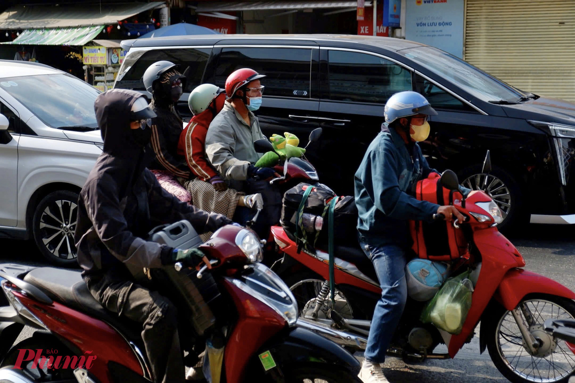 Chuyển nhượng xe cũ nhưng không thu hồi giấy đăng ký và biển số, chủ xe vẫn phải chịu trách nhiệm trước pháp luật nếu xe vi phạm - Ảnh: Thanh Tâm