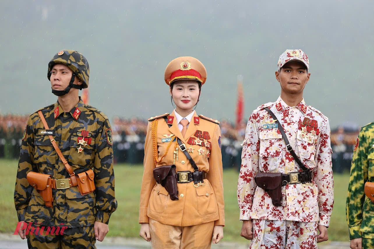 Dù buổi tổng hợp hợp luyện diễn ra dưới thời tiết mưa song các lực lượng đều thực hiện nhiệm vụ với tâm thế phấn chấn, thần thái nghiêm trang.