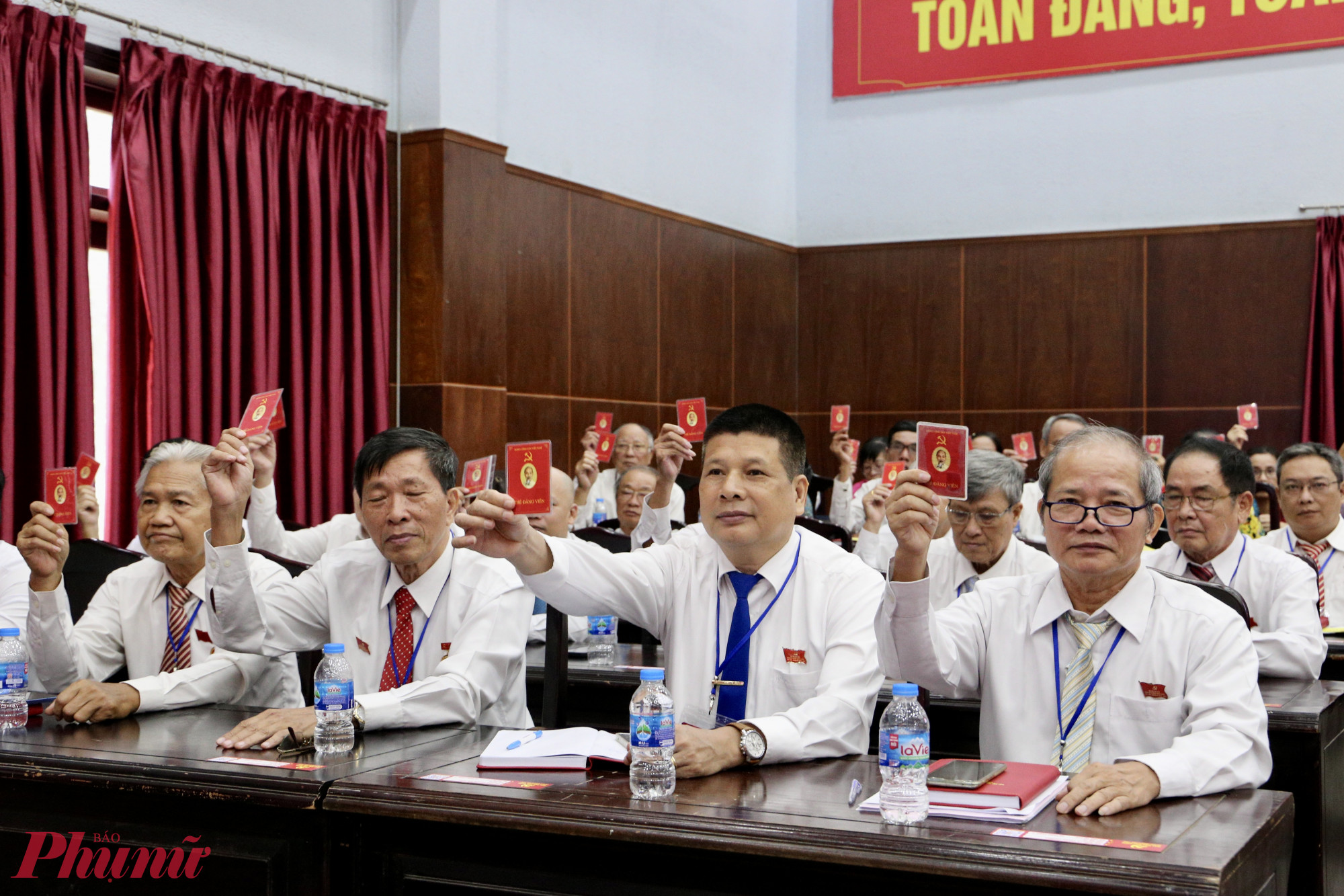 Đại biểu biểu quyết chỉ tiêu Nghị quyết Đại hội đại biểu Đảng bộ phường Hạnh Thông lần thứ I nhiệm kỳ 2025-2030 - Ảnh: Thanh Tâm