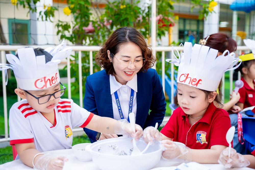Ở Royal School, thầy cô luôn đồng hành và sát cánh với hành trình lớn khôn của con - Ảnh: Royal School