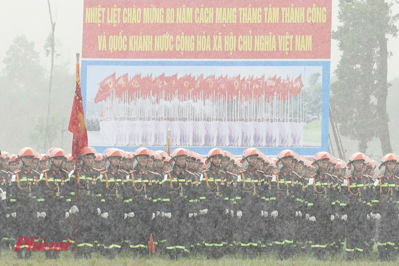 Thời tiết tại Miếu Môn mưa nắng bất thường, nhưng không vì thế mà khiến nhiệm vụ Tổng hợp luyện bị gián đoạn.