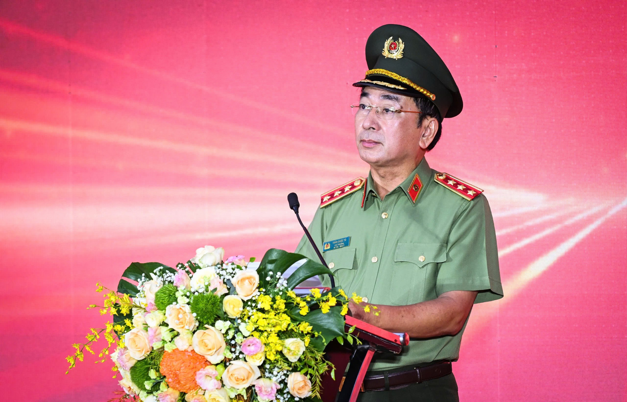 Thượng tướng Trần Quốc Tỏ, Ủy viên Trung ương Đảng, Thứ trưởng Công an phát biểu phát động chương trình đi bộ Cùng Việt Nam tiến bước - Ảnh: Báo Nhân Dân