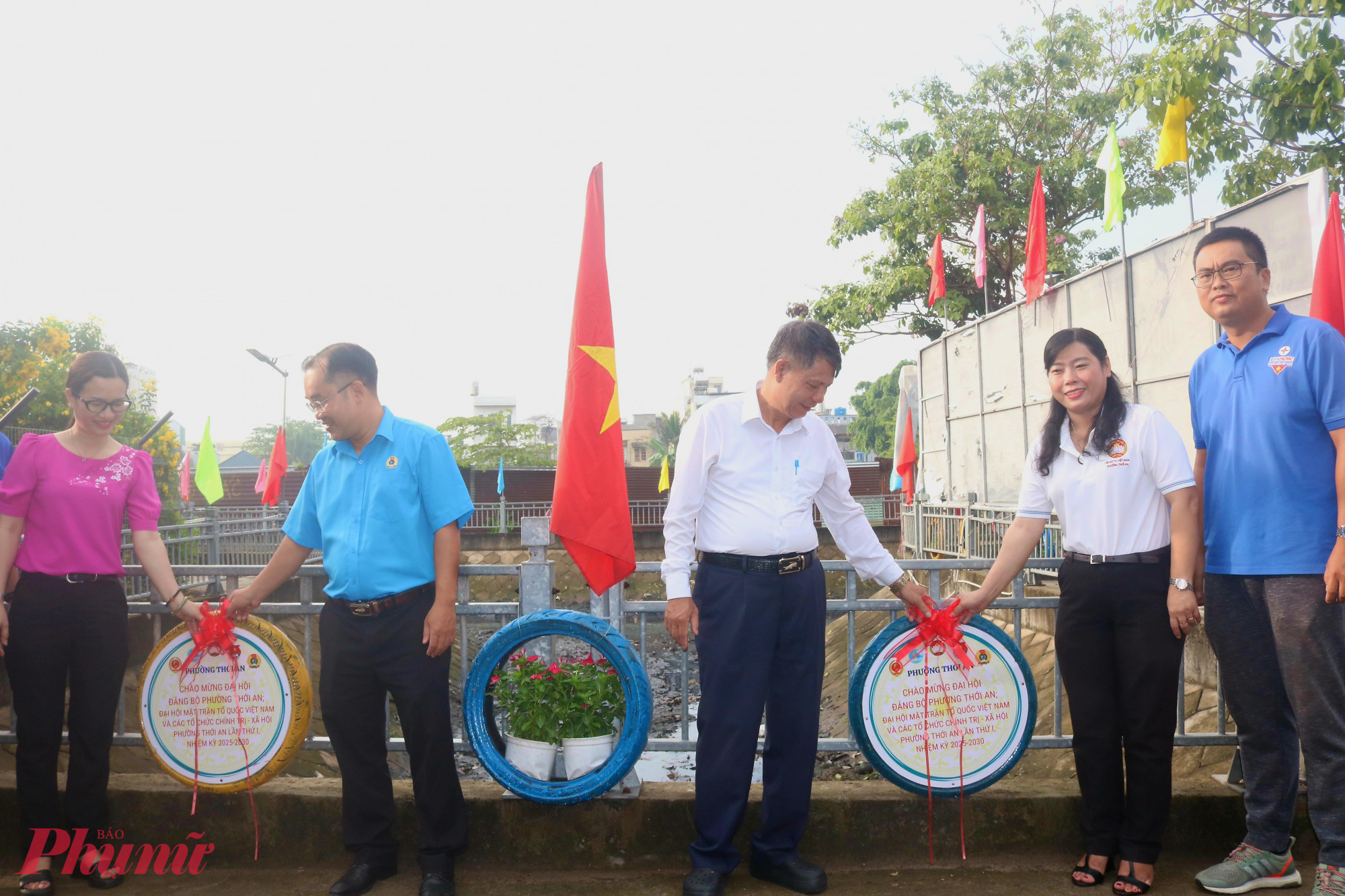 Các đơn vị đã tận dụng bánh xe cũ để trồng hoa và gắn thông điệp tuyên truyền - Ảnh: Mẫn Nhi