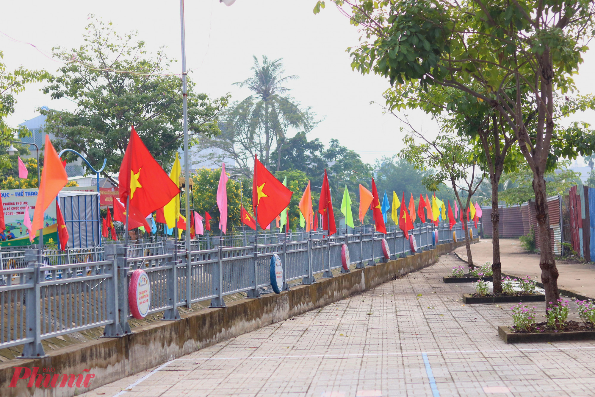 Tuyến đường cờ - sáng – xanh – sạch – đẹp của phường Thới An - Ảnh: Mẫn Nhi