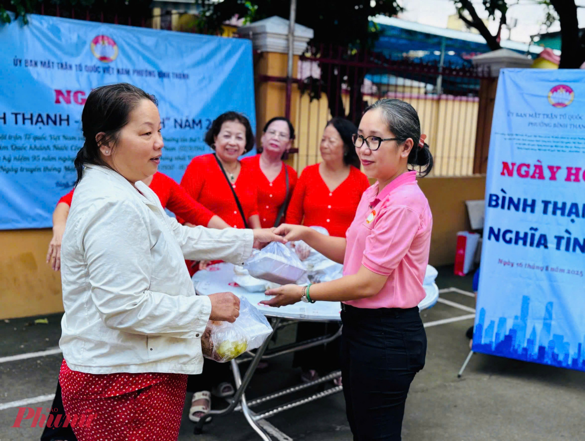 Nhiều suất ăn nghĩa tình được trao đến người dân 