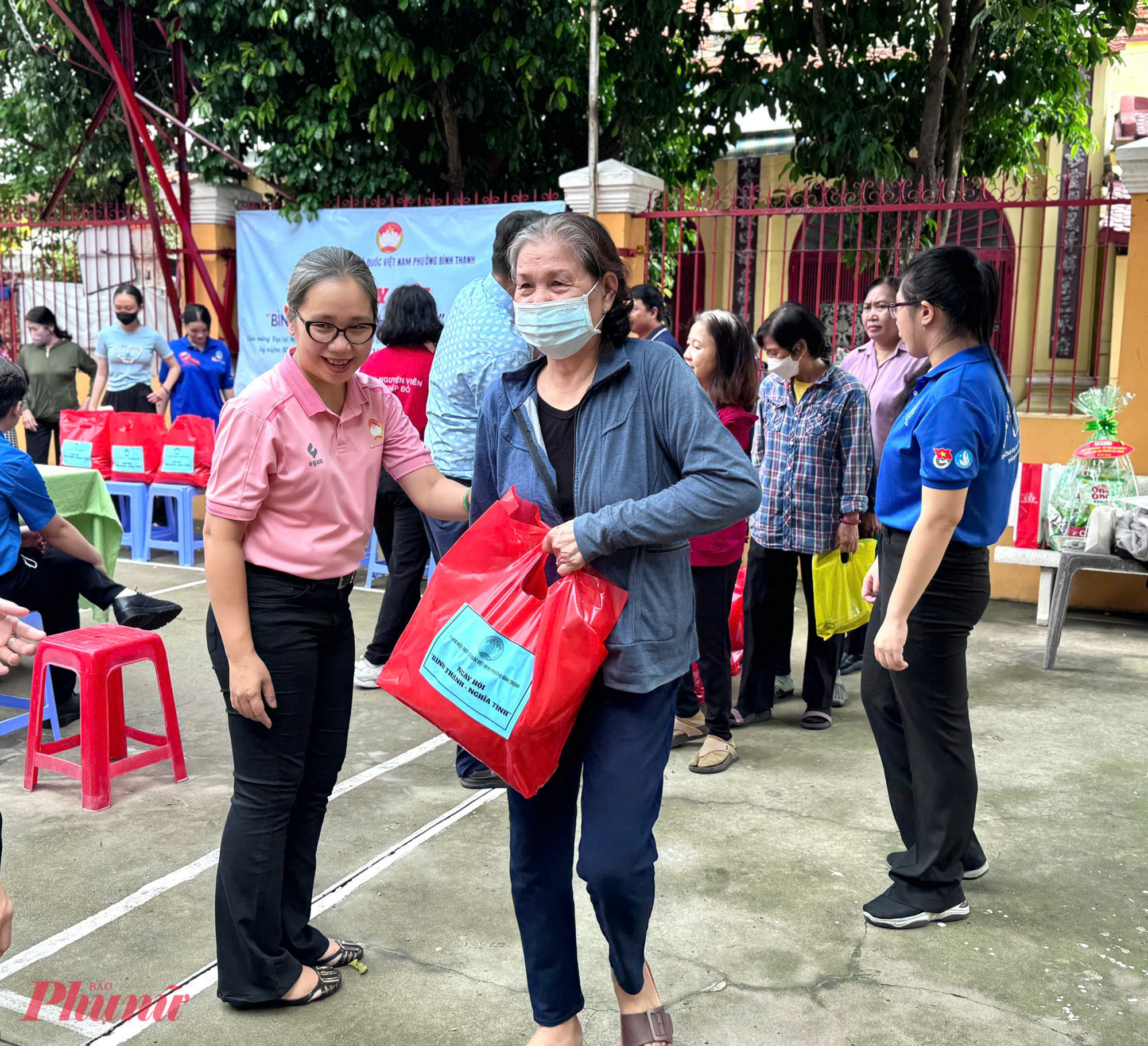 Người dân vui mừng nhận quà ra về