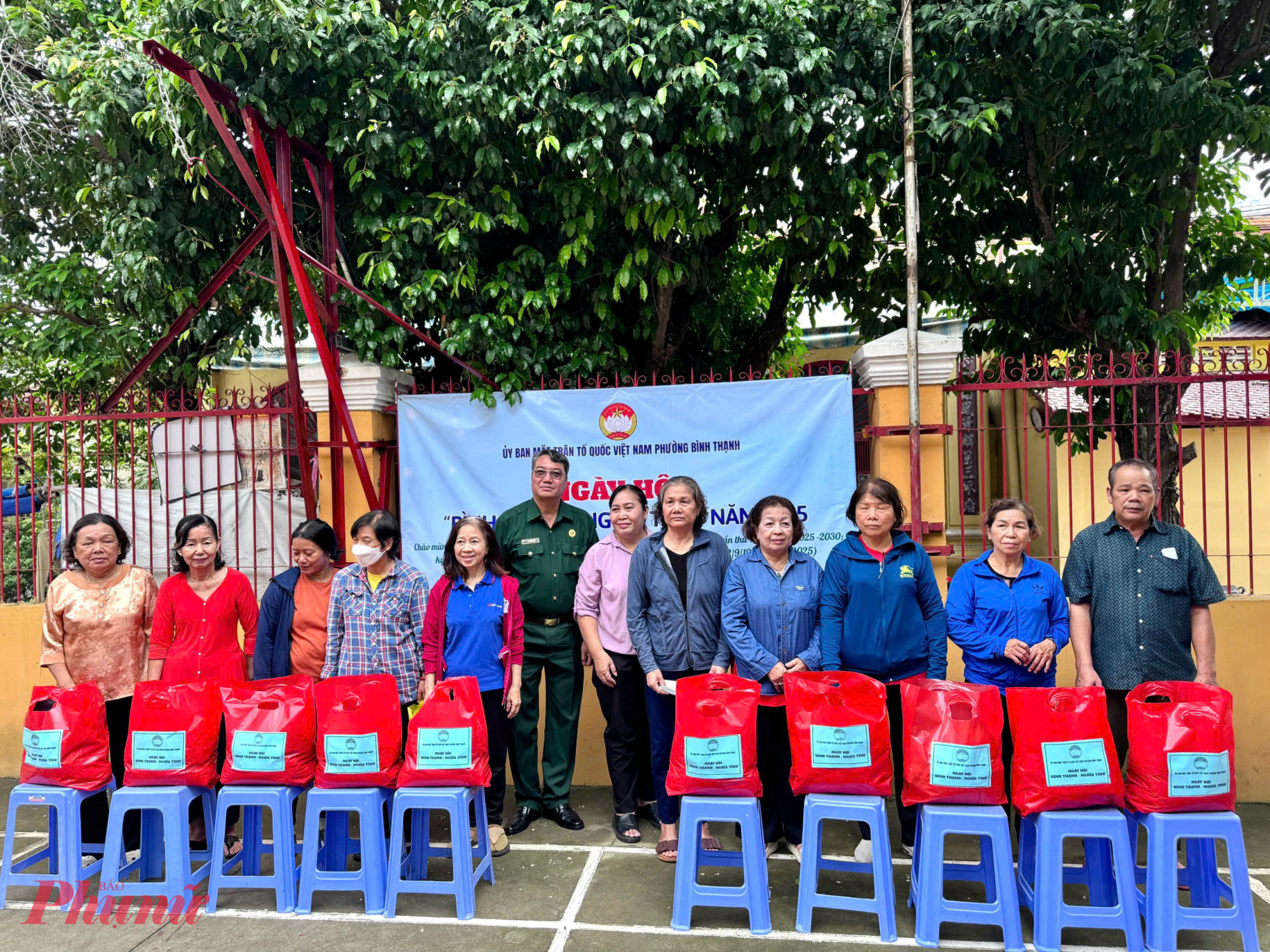 Bà Cao Thị Hiền – Chủ tịch Hội LHPN phường Bình Thạnh trao quà chăm lo cho hội viên phụ nữ bị bệnh nan y và đặc biệt khó khăn tại số 33 Nguyễn An Ninh