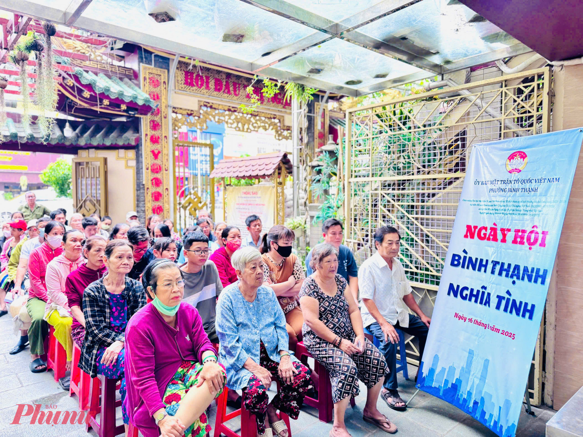 Các hộ dân diện cận nghèo và có hoàn cảnh khó khăn chờ nhận quà chùa Bồ Đề