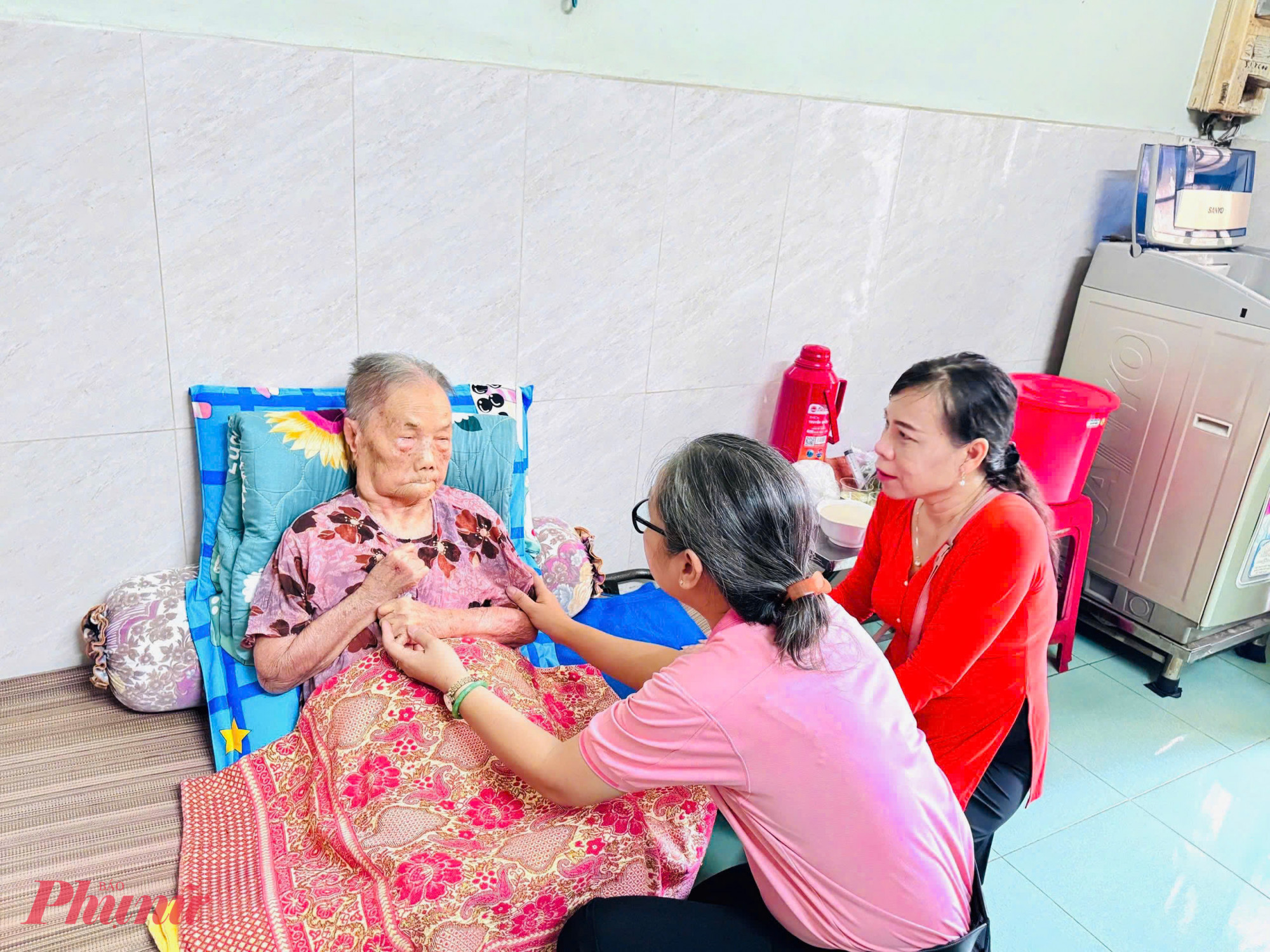 Bà Hoàng Mai Quỳnh Hoa - Chủ tịch Uỷ ban MTTQ Việt Nam phường Bình Thạnh thăm và trao tặng bữa sáng nghĩa tình cho người già neo đơn