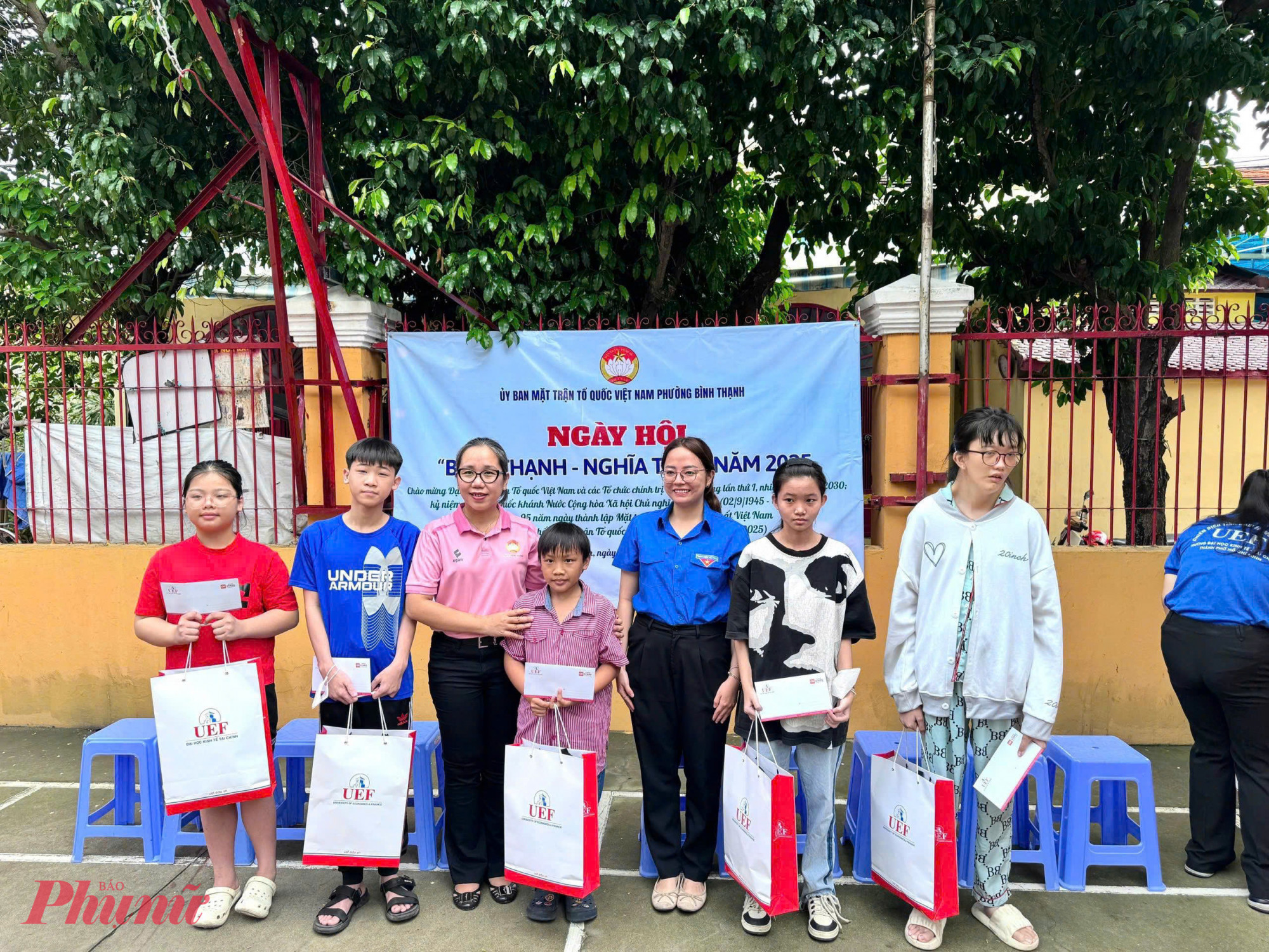 Lãnh đạo phường Bình Thạnh trao quà chăm lo cho thiếu nhi bị ảnh hưởng Dự án Rạch Xuyên Tâm