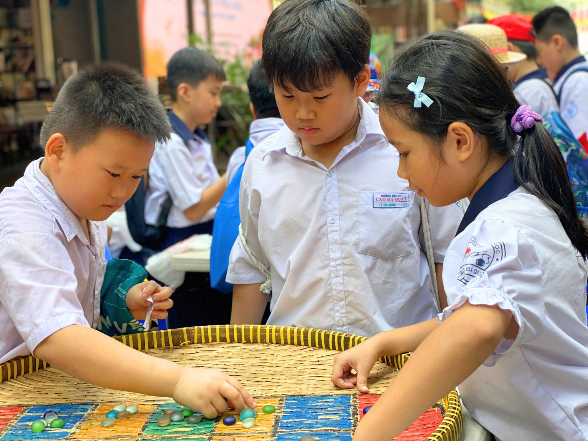 Đến Đường sách, các em nhỏ còn được trải nghiệm các trò chơi dân gian - Ảnh: Đường sách TPHCM