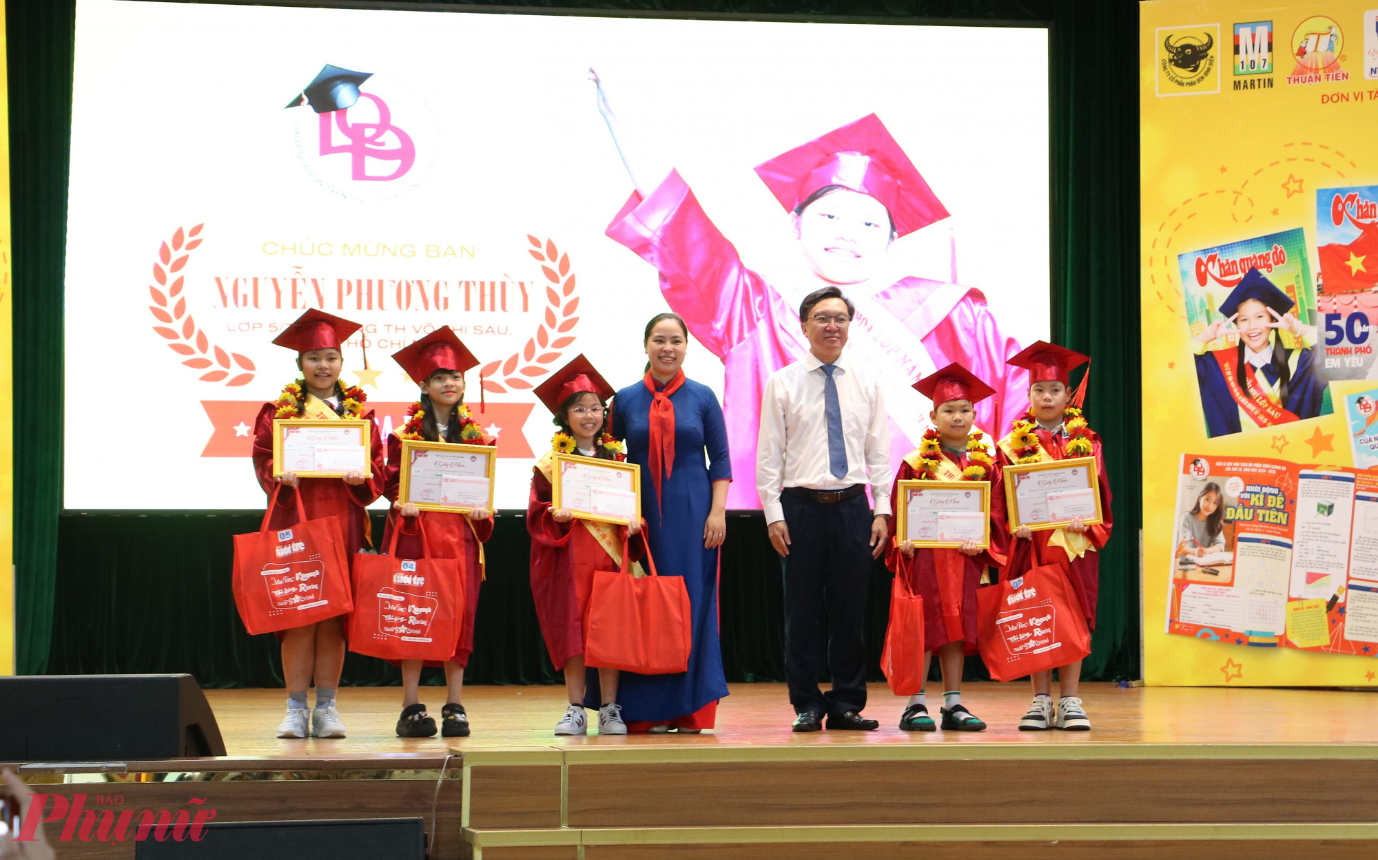 Trao giải cho học sinh đạt thủ khoa các lớp khối tiểu học - Ảnh: Trang Thư