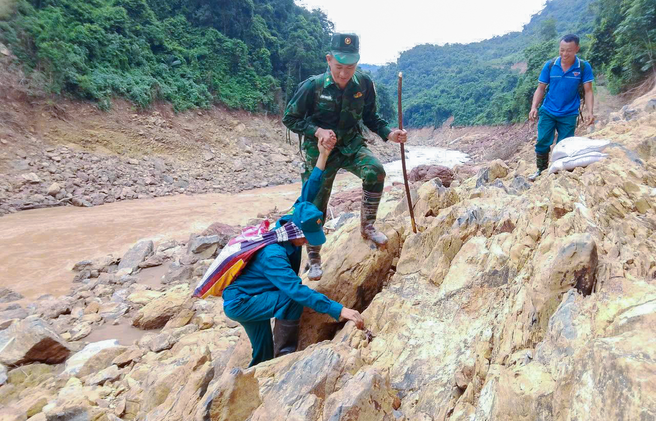 Do đường quá nguy hiểm, mỗi người chỉ vác được 20kg để vừa đi vừa hỗ trợ nhau - Ảnh: Hoàng Anh