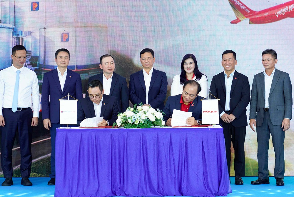 Phó tổng giám đốc thường trực Vietjet Tô Việt Thắng (phải) và Tổng giám đốc Petrolimex Aviation Nguyễn Văn Học (trái) ký kết thỏa thuận hợp tác tiêu thụ nhiên liệu hàng không bền vững SAF - Ảnh: Vietjet