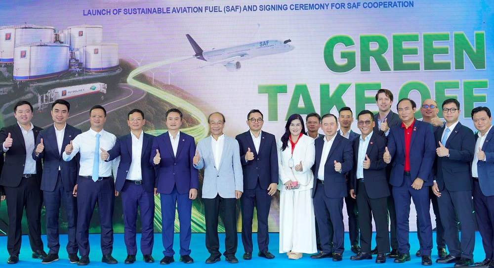 Các đại biểu chúc mừng hợp tác với bước tiến mới trong việc ứng dụng nhiên liệu hàng không bền vững SAF tại Việt Nam - Ảnh: Vietjet