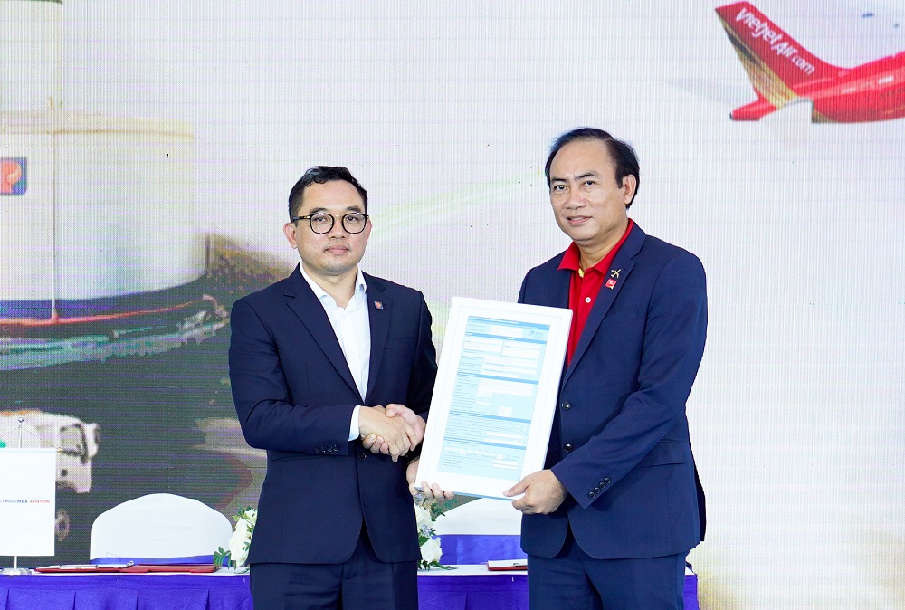 Petrolimex Aviation chuyển giao Bằng chứng bền vững - Proof of Sustainability (PoS) theo tiêu chuẩn ISCC EU cho Vietjet - Ảnh: Vietjet