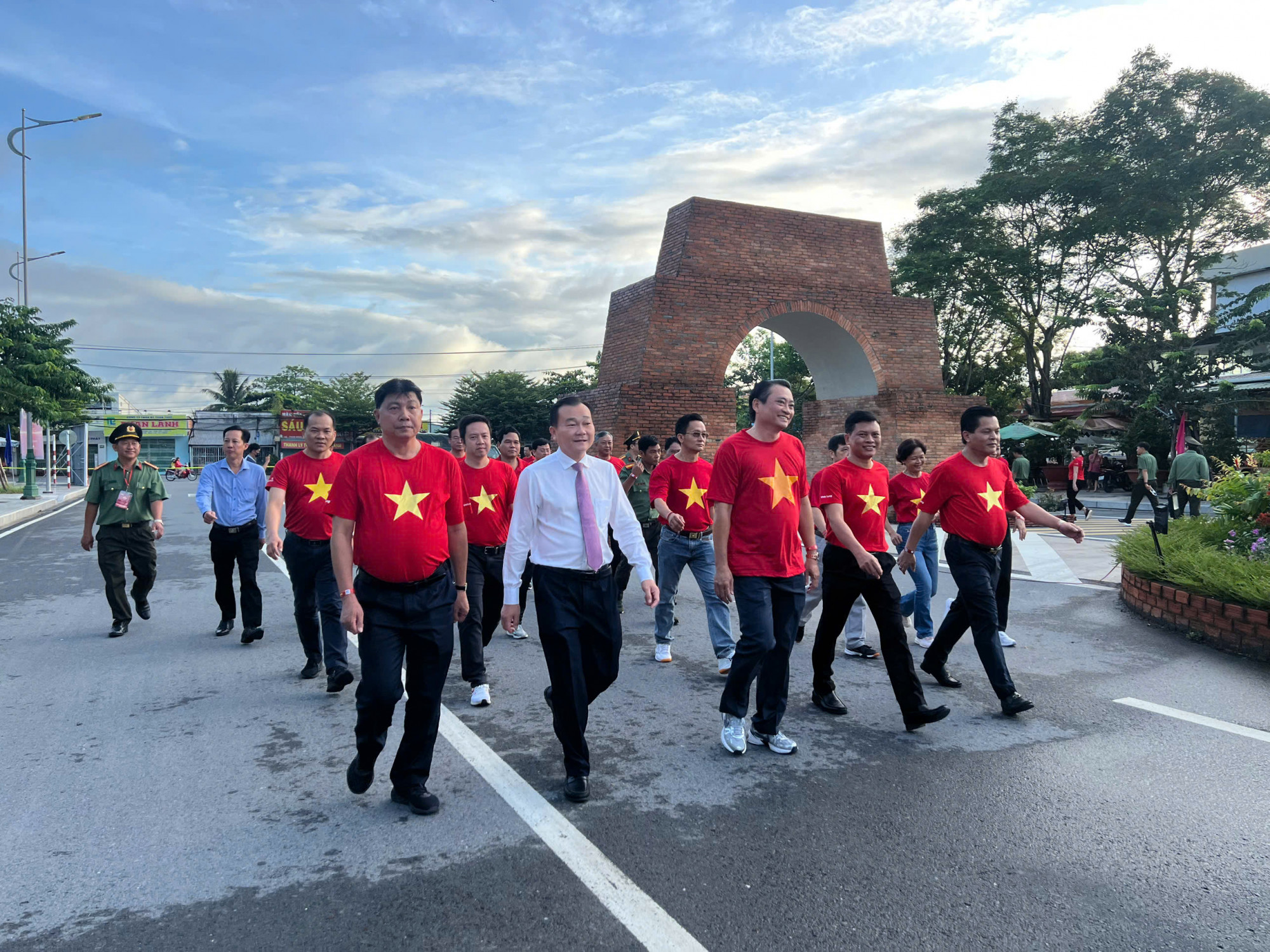 Lãnh đạo tỉnh Vĩnh Long tham gia đi bộ vào sáng 16/8. Ảnh: Bình Thới
