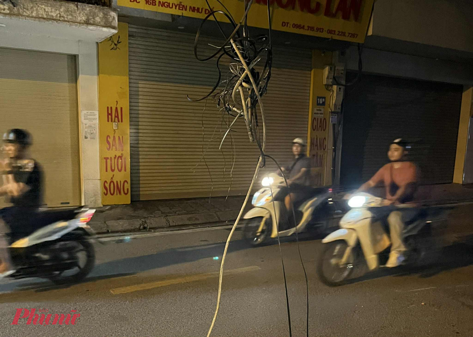 Sợi dây khiến chị N. gặp nạn được người dân kéo gọn vào lề đường.