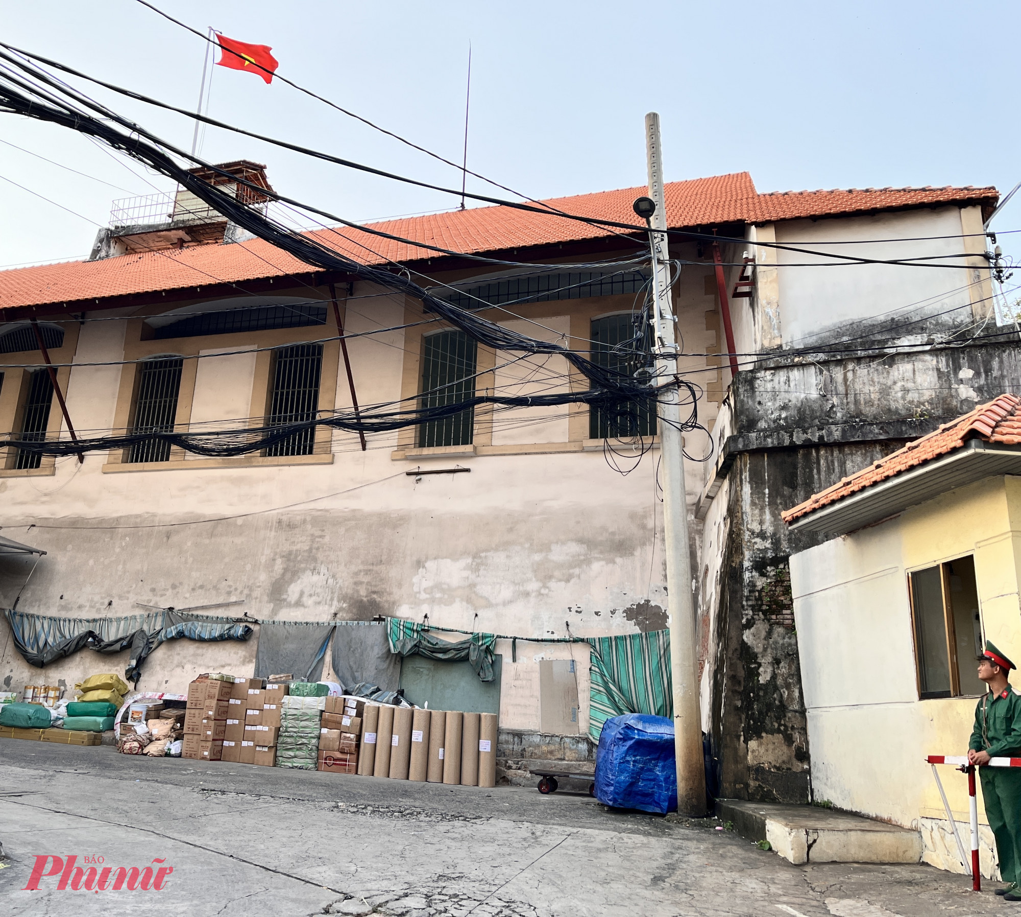Dấu tích xưa của đồn cây Mai còn thấy ở bức tường thành bao quanh doanh trại