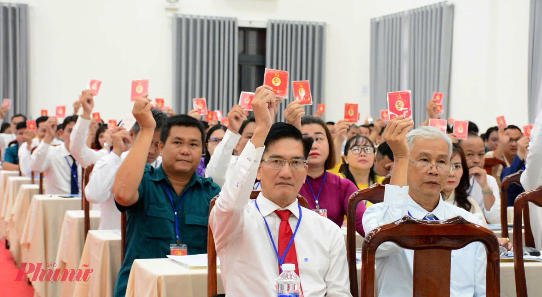 Đại biểu biểu quyết thông qua một số nội dung, chỉ tiêu Nghị quyết Đại hội 