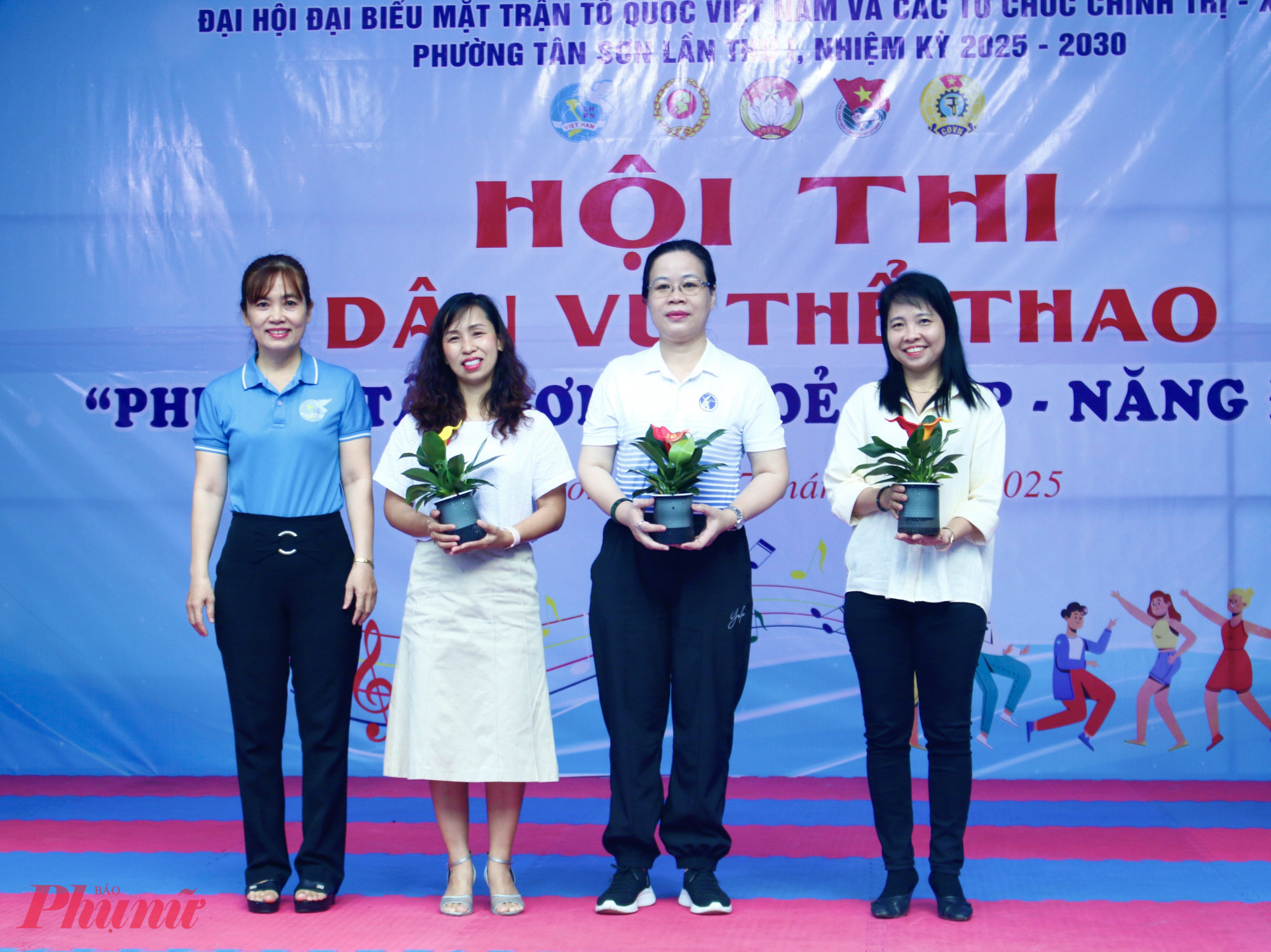 Thành phần ban giám khảo gồm bà Nguyễn Ngọc Phương Trà - Cán bộ Bộ phận tuyên truyền, vận động và đối ngoại nhân dân Hội LHPN TPHCM, bà Nguyễn Thị Minh Thủy - Trưởng phòng Văn hoá – Xã hội phường Tân Sơn và bà Đỗ Ngọc Đào – Hiệu trưởng trường Tiểu học Phan Huy Ích.