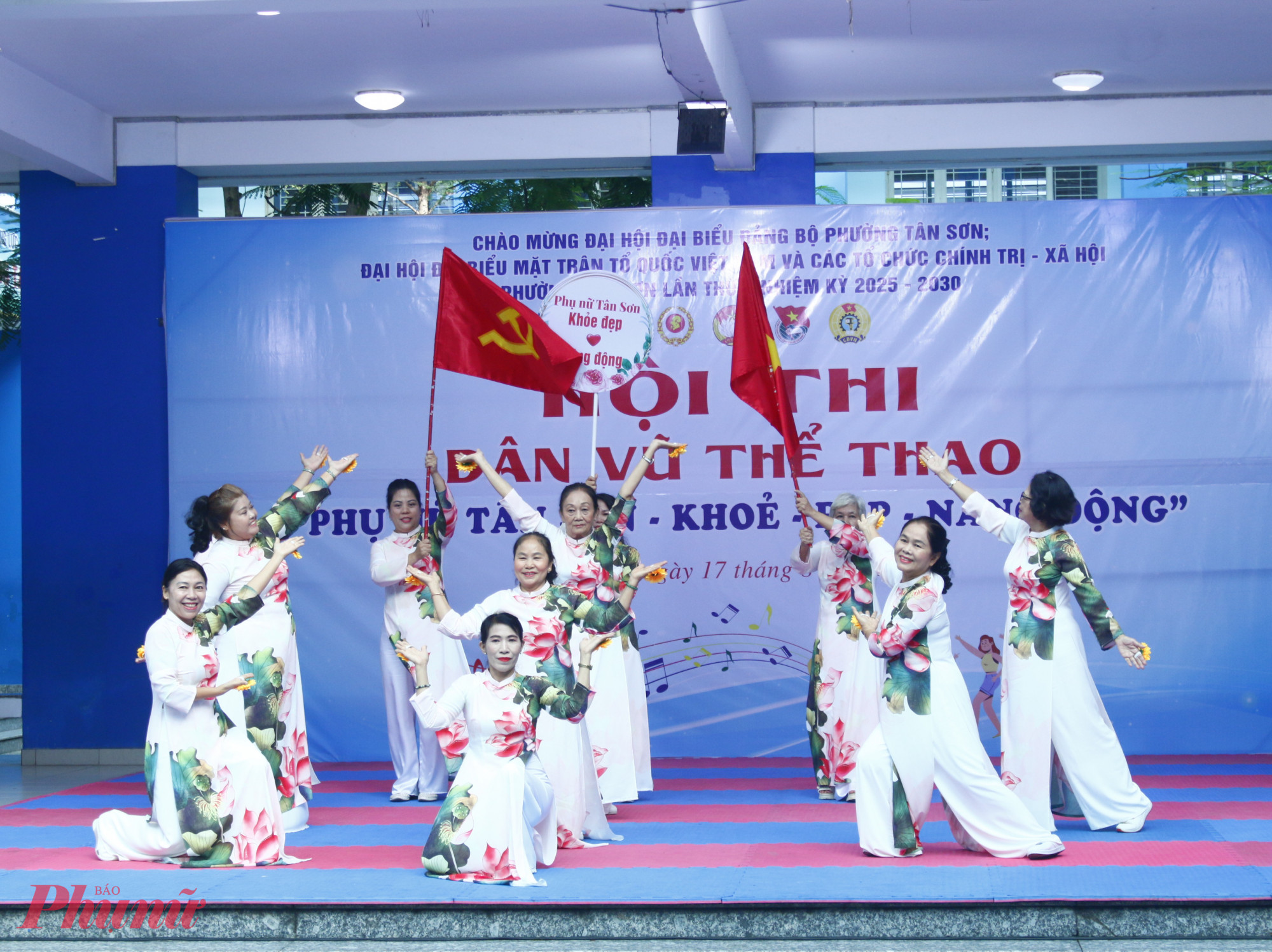 Chị Hồ Ngọc Thùy Trang – Đội trưởng đội thi số 3 – cho biết, đội dân vũ khu phố 26, 27 có 13 thành viên tham gia. Với chủ đề ca ngợi quê hương, đất nước và người phụ nữ Việt Nam, đội lựa chọn ca khúc “Vẻ vang phụ nữ Việt Nam” để trình diễn, đồng thời mặc áo dài thướt tha nhằm tôn vinh nét đẹp truyền thống. Để chuẩn bị cho phần thi, các thành viên đã tích cực tập luyện suốt 2 tuần. Theo chị Trang, hội thi không chỉ là dịp giao lưu, gắn kết hội viên phụ nữ mà còn góp phần rèn luyện sức khỏe, nâng cao đời sống tinh thần.