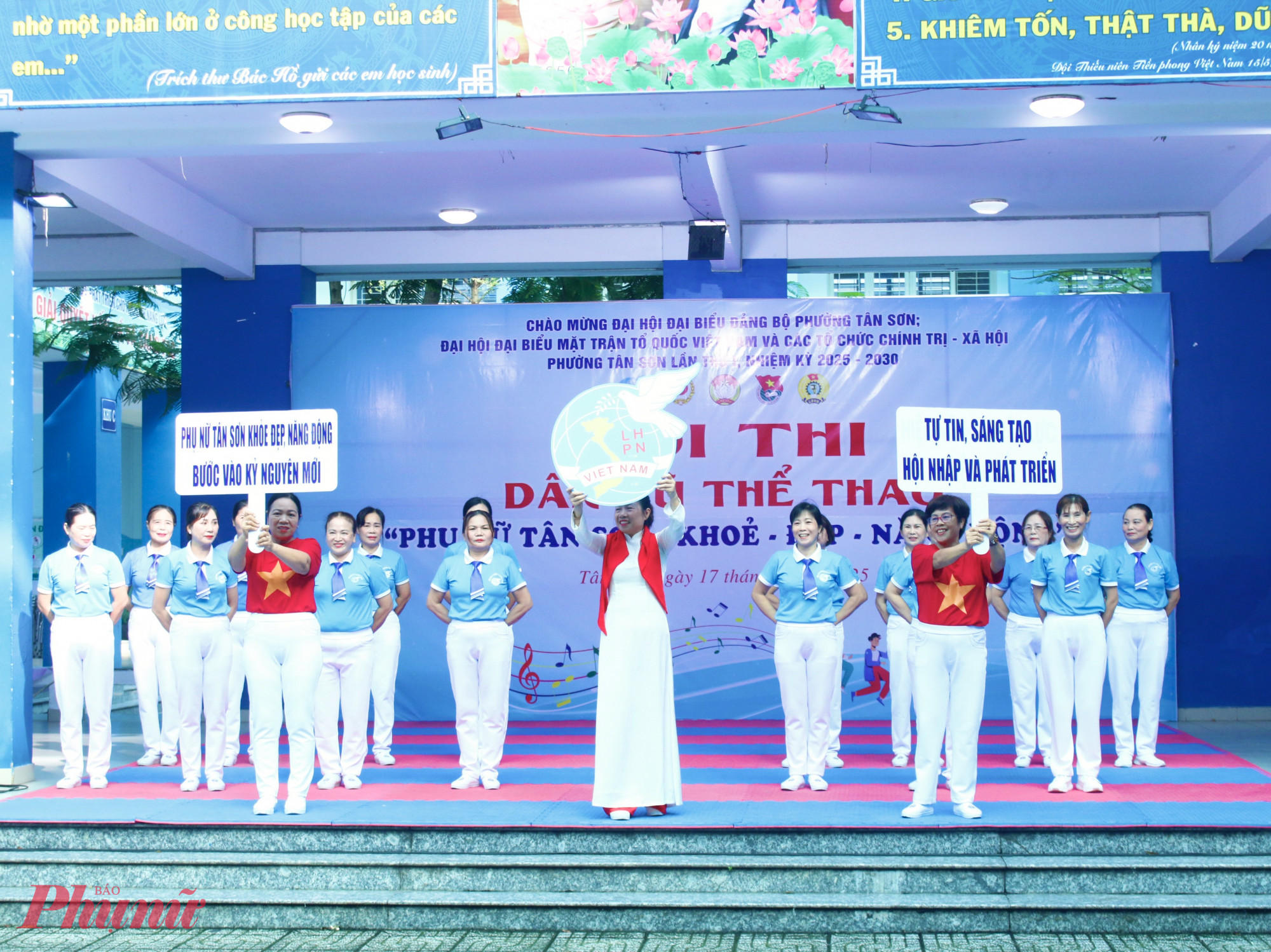 Bà Bùi Khánh Hương – Đội trưởng đội thi số 4 – bày tỏ, đội có 18 thành viên tham gia trình diễn liên khúc “Tổ quốc gọi tên mình” và “Bài ca phụ nữ Việt Nam”. Các thành viên trong độ tuổi 40 – 60, gồm nhân viên văn phòng, nội trợ, giáo viên, trí thức về hưu, đã dành 10 ngày tập luyện đều đặn 2 tiếng mỗi tối tại Nhà văn hóa khu phố. Theo bà, được biểu diễn những động tác dứt khoát, mạnh mẽ trên nền nhạc ca ngợi quê hương, đất nước là niềm vinh dự, tự hào của cả đội, đồng thời cũng thể hiện tinh thần phụ nữ Tân Sơn khỏe, đẹp, hết mình vì phong trào.
