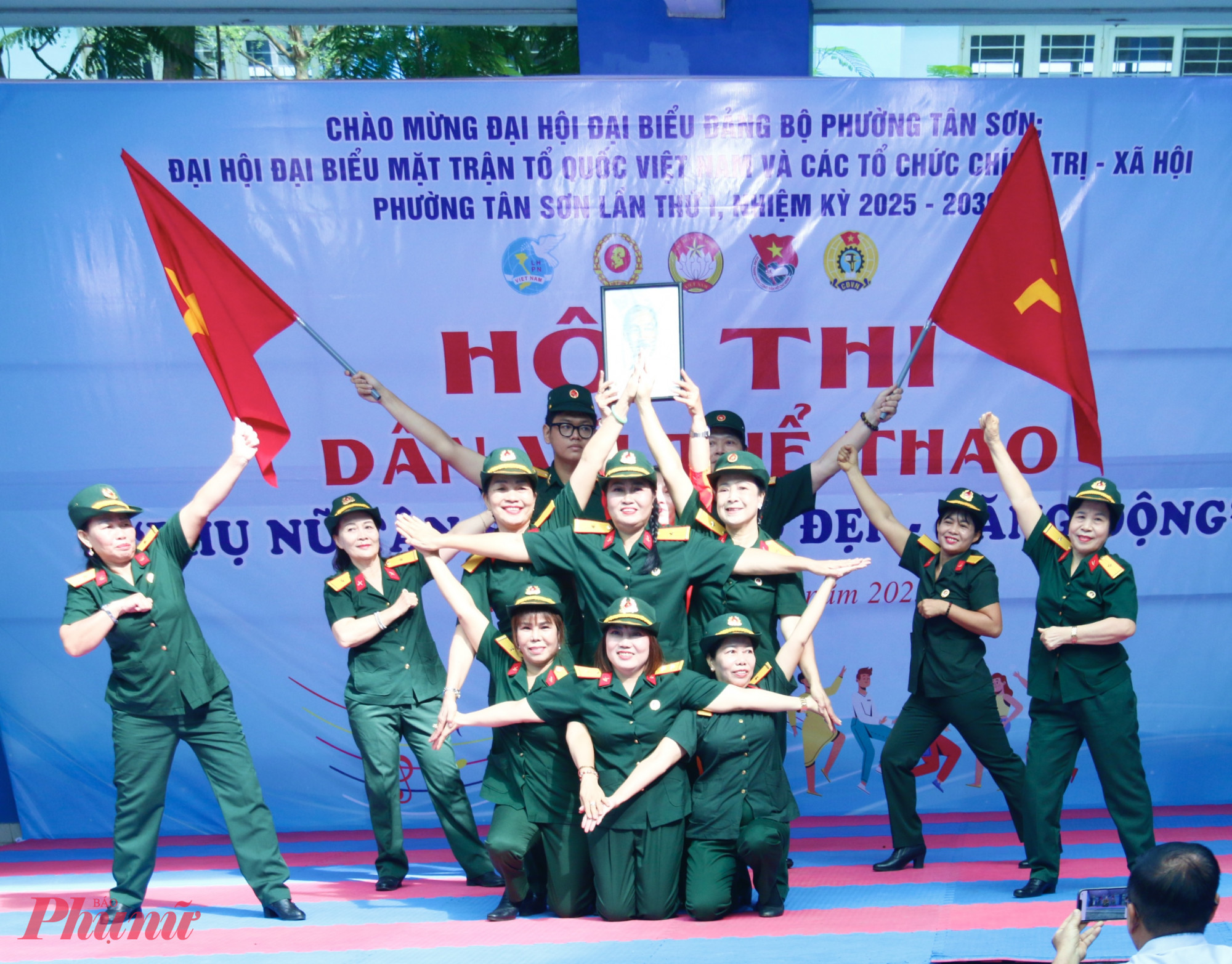 Tiết mục nhảy dân vũ trên lời bài hát “Chúng tôi là người lính” của đội thi 11