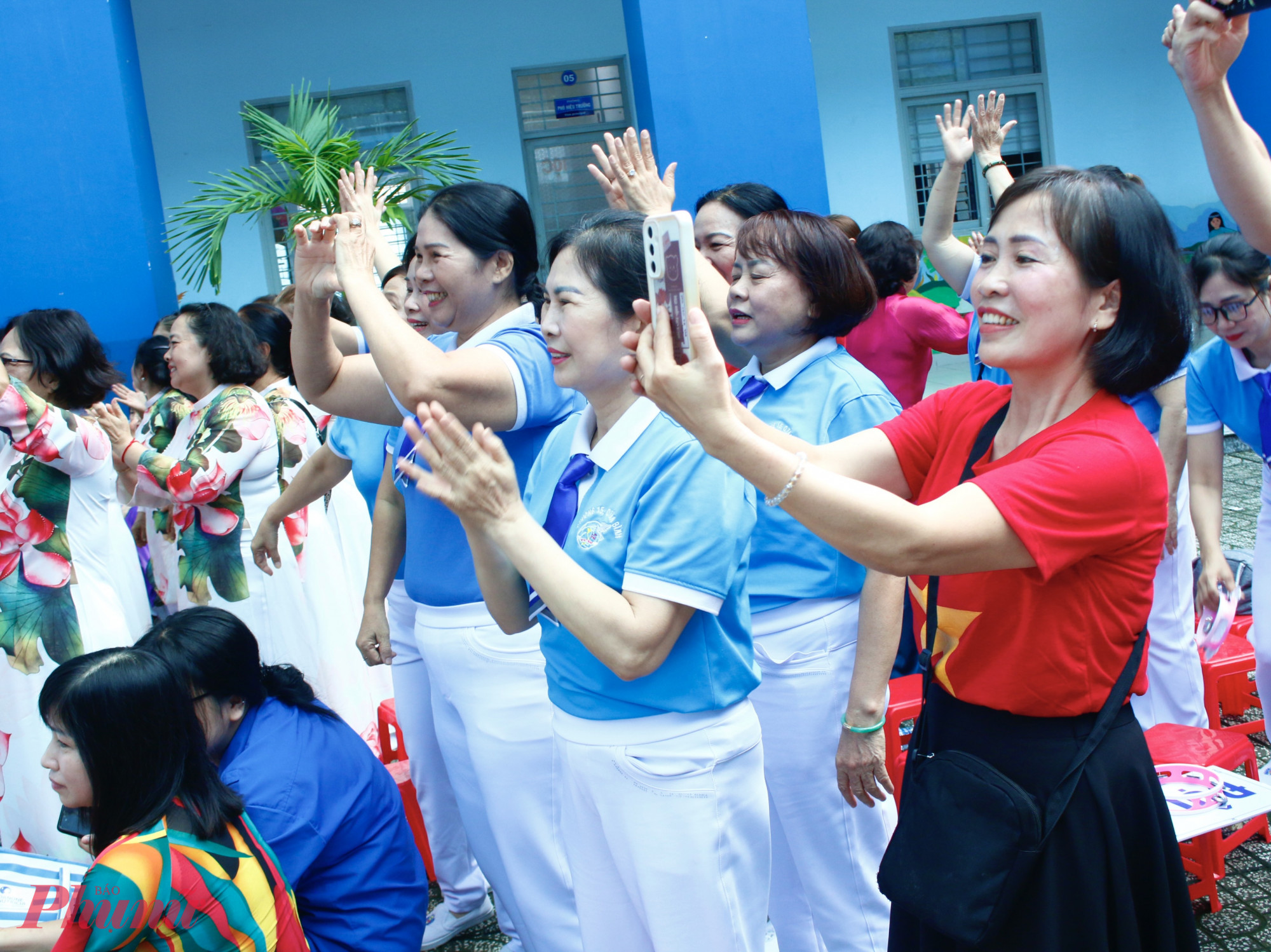 Đông đảo cán bộ, hội viên phụ nữ tham gia cổ vũ nhiệt tình