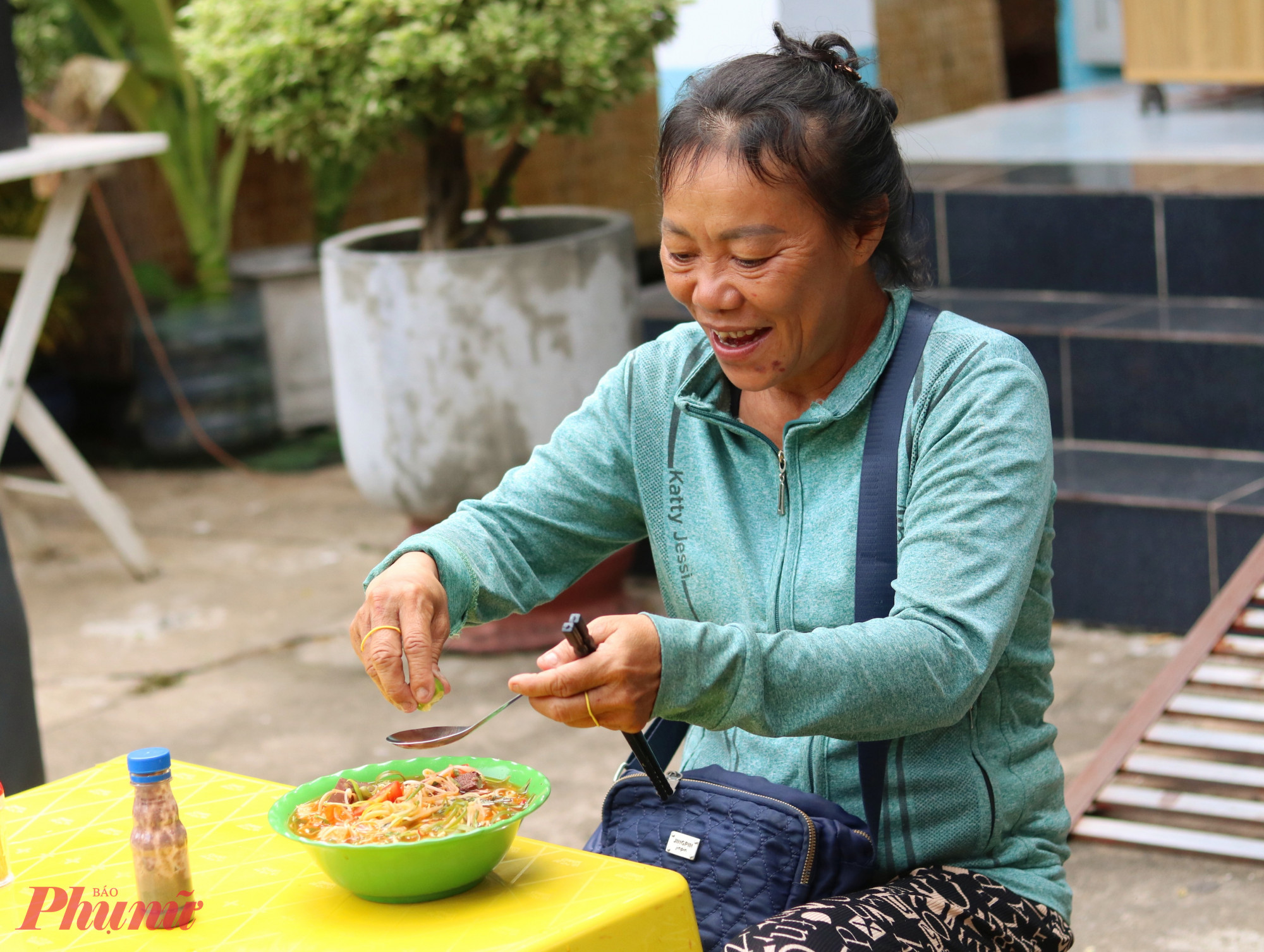 Bà Nguyễn Thị Nga, một người bán vé số trên địa bàn, khen tô bún riêu rất ngon - Ảnh: Mẫn Nhi