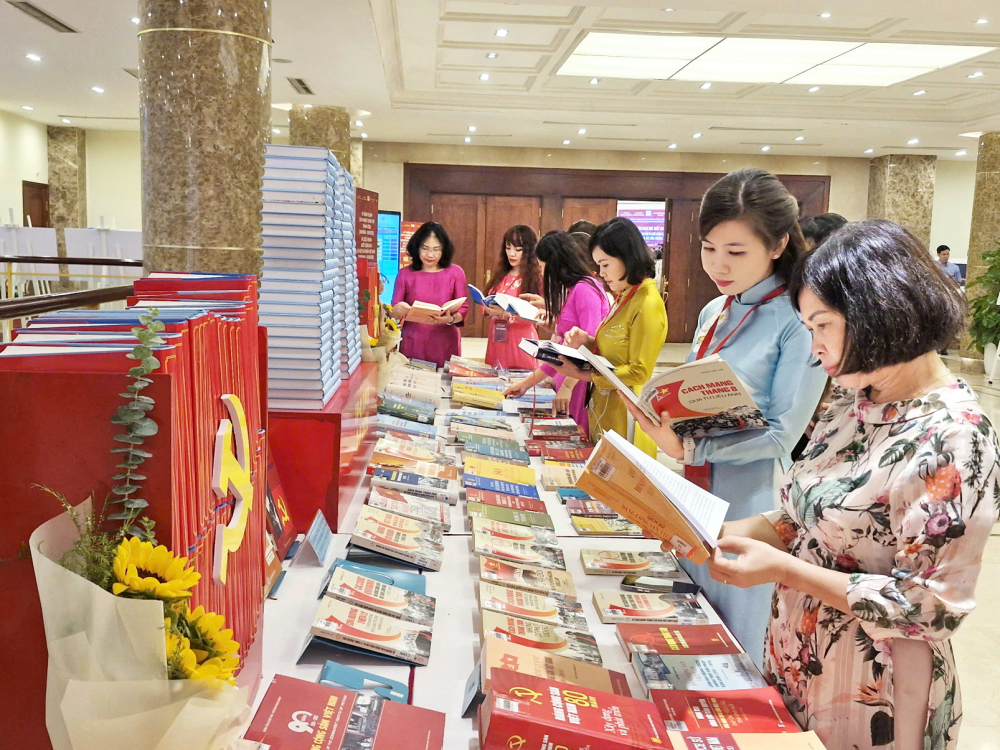 Từ mùa thu lịch sử, phụ nữ Việt Nam vươn mình kiến tạo tương lai Đại biểu nữ tham dự hội thảo khoa học quốc gia “Cách mạng tháng Tám và Quốc khánh 2/9: Giá trị thời đại và sức sống trường tồn” - ẢNH: NHƯ DIỆP