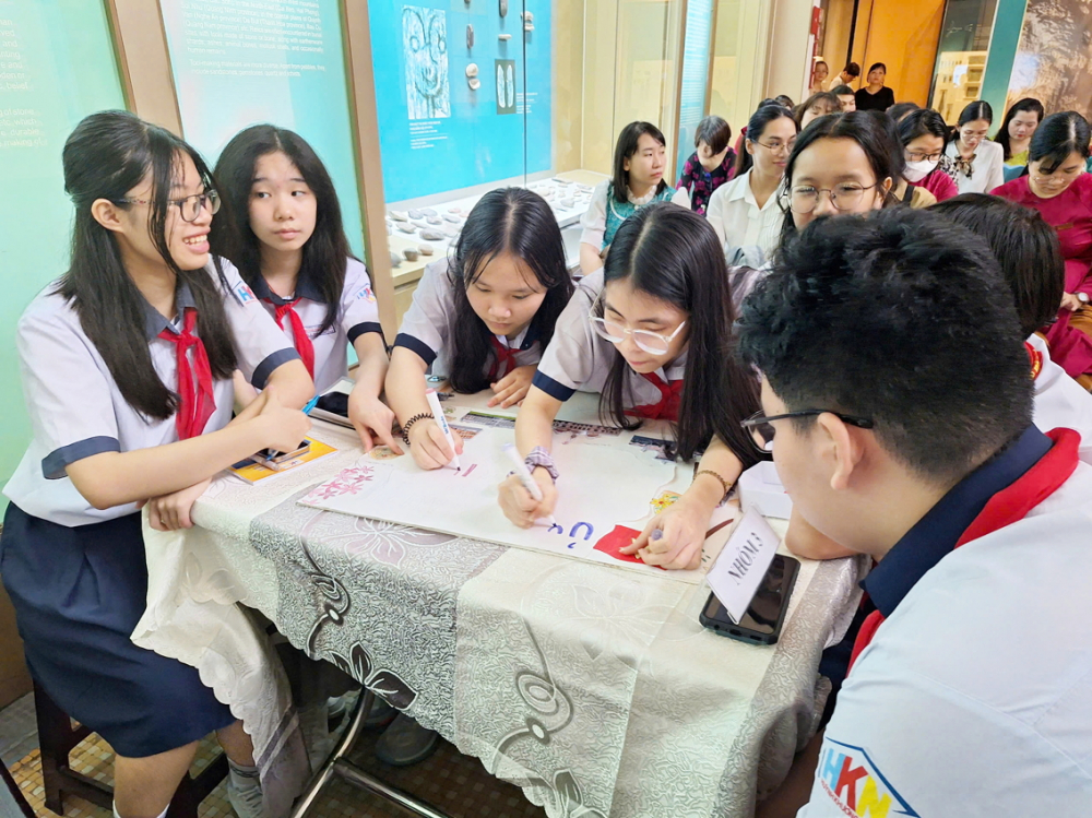Học sinh Trường THCS Huỳnh Khương Ninh, phường Tân Định trong một tiết học lịch sử tại Bảo tàng Lịch sử TPHCM