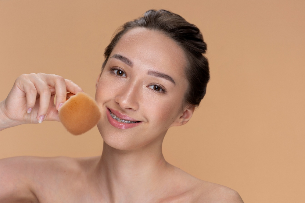 2. Nền da phải thật mỏng và trong suốt Không có làn da “nặng phấn” nào có thể toát lên sự trong trẻo. Trước khi đánh má hồng, bạn hãy chuẩn bị một lớp nền mỏng, có độ bóng nhẹ. Cushion, BB cream hoặc foundation mỏng sẽ là lựa chọn hợp lý giúp gương mặt không quá bí bách. Bạn chỉ cần che khuyết điểm những vùng cần thiết chứ không cần phủ toàn mặt quá dày. Làn da khi còn độ căng và bóng sẽ giúp má hồng ăn vào tự nhiên hơn.(Ảnh Freepik)