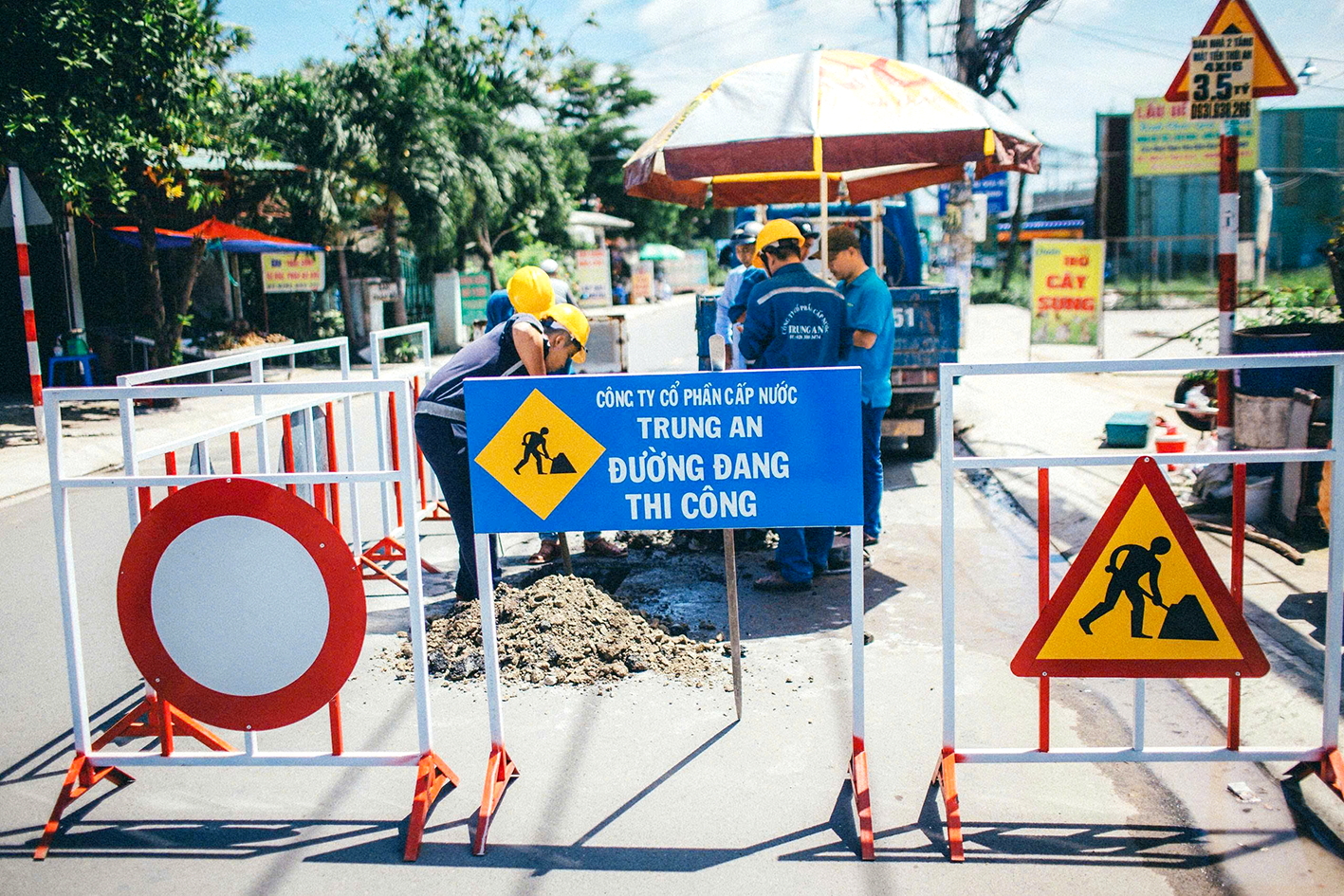 Nhân viên Công ty cổ phần Cấp nước Trung An thi công lắp đường ống nước