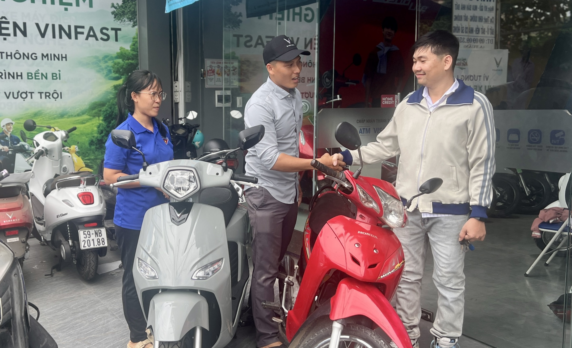 Một khách hàng đổi xe máy xăng lấy xe máy điện tại TPHCM. Ảnh: Quốc Thái