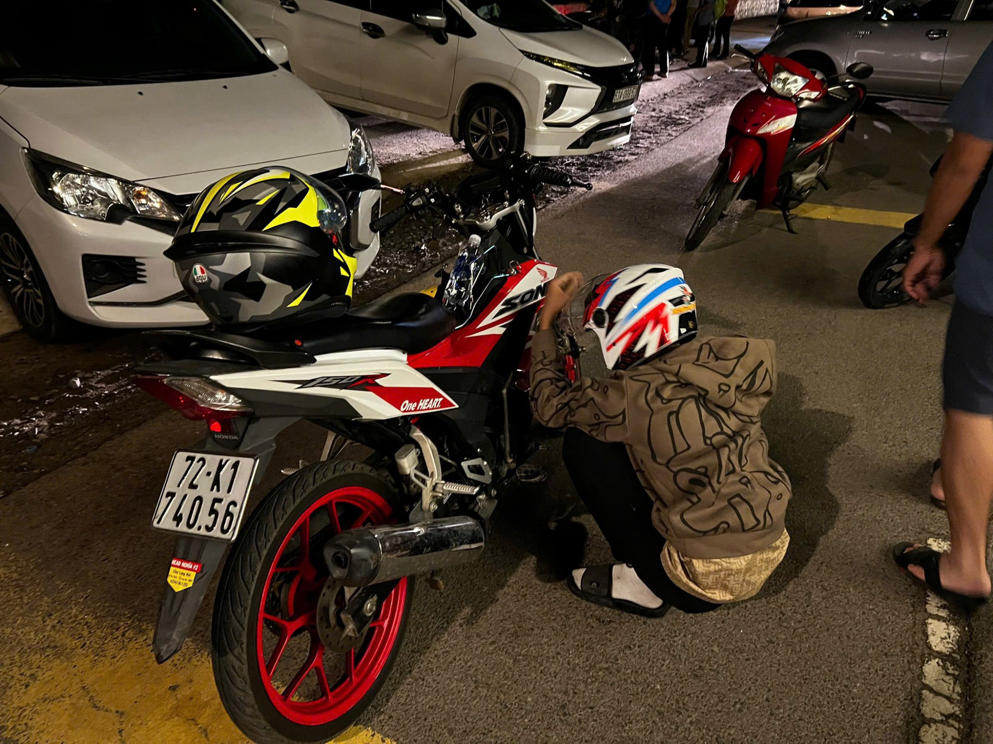 Xe máy được các đối tượng độ chế. Ảnh: CSGT