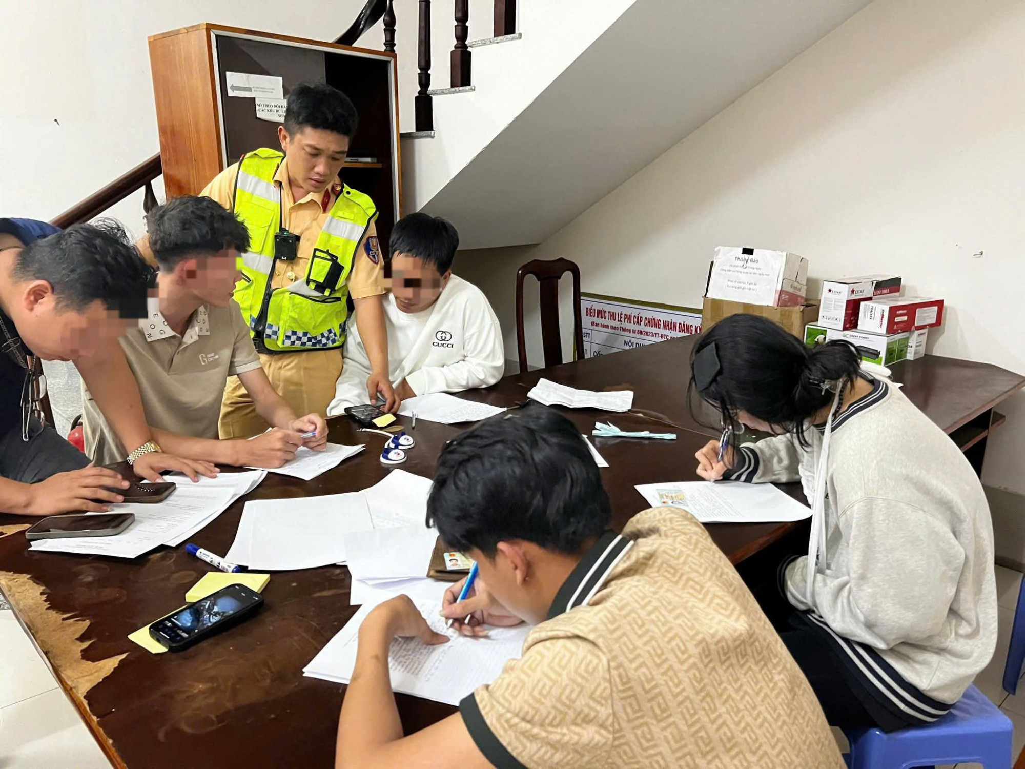 Các đối tượng nam, nữ làm việc với CSGT. Ảnh: CSGT