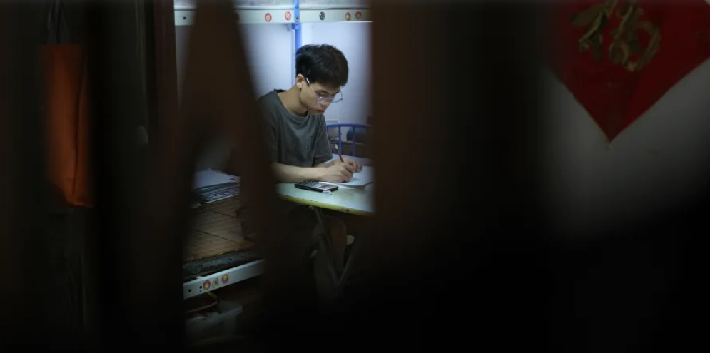 Roy, một cư dân 15 tuổi của một căn hộ chia nhỏ mà anh chia sẻ với mẹ ở Sham Shui Po, Hồng Kông, vào ngày 4 tháng 7 năm 2025. Catherine Phillips / CNN