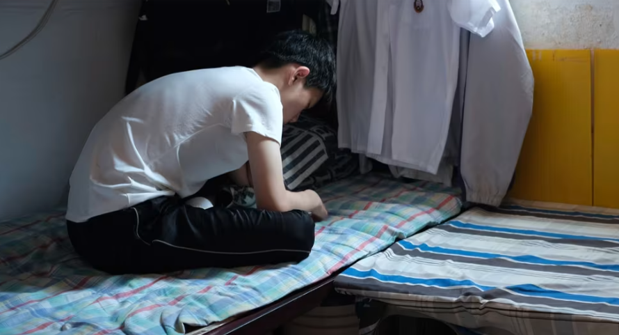 Cháu trai của bà Yeung trong phòng ngủ chung tại nhà của họ trên phố Kweilin ở Sham Shui Po, Hồng Kông, vào ngày 4 tháng 7 năm 2025. Catherine Phillips / CNN