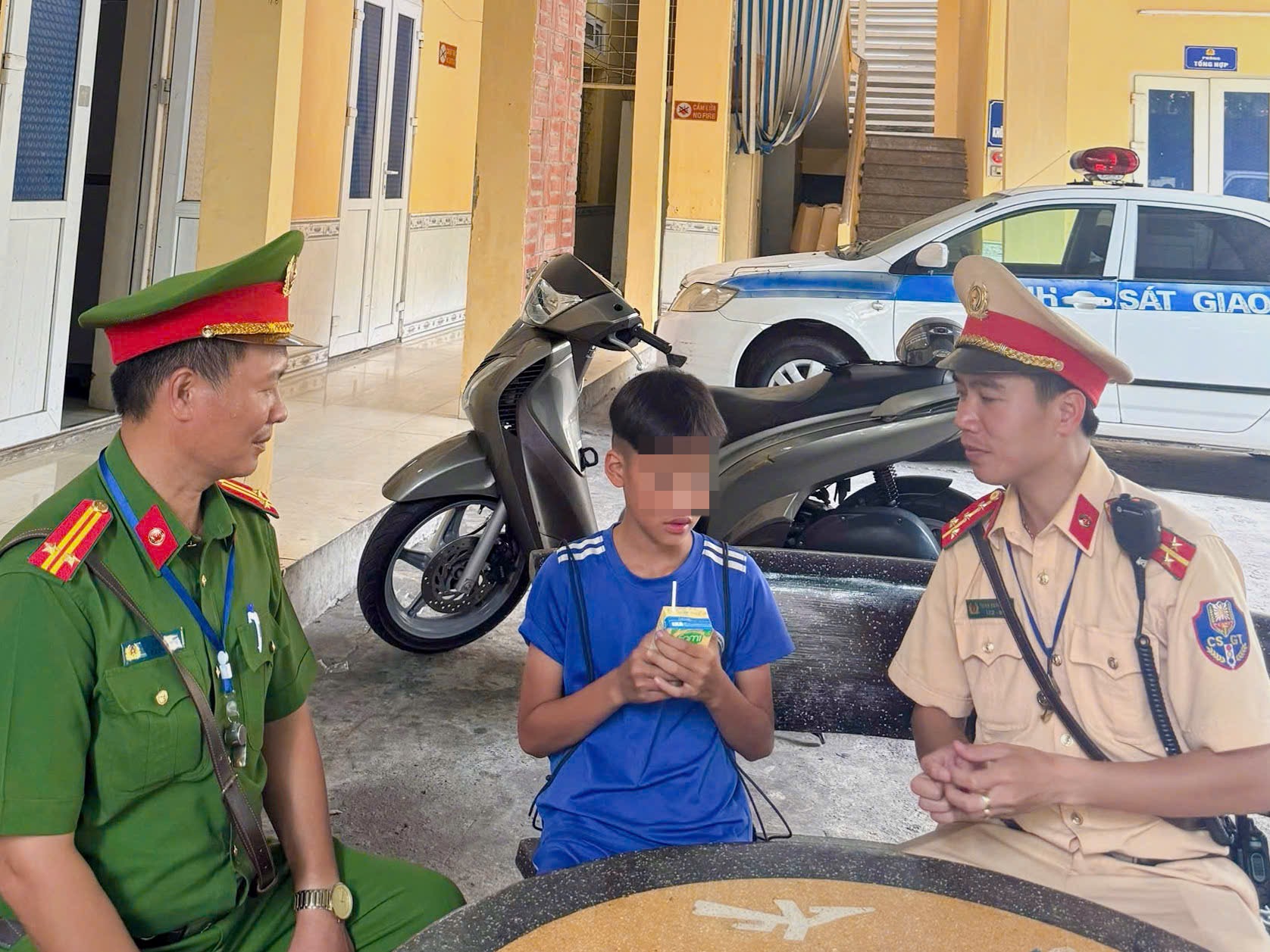 Cháu trai đi lạc được tổ công tác đưa về trụ sở chăm sóc. Ảnh: Công an cung cấp