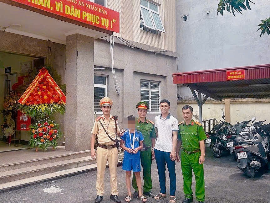 Gia đình đến đón cháu tại cơ quan Công an. Ảnh: Công an cung cấp