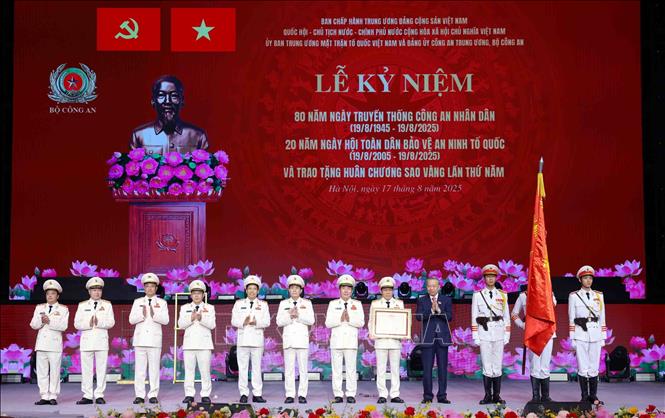 Tổng Bí thư Tô Lâm trao Huân chương Sao vàng lần thứ 5 tặng lực lượng Công an nhân dân. Ảnh Phạm Kiên/TTXVN