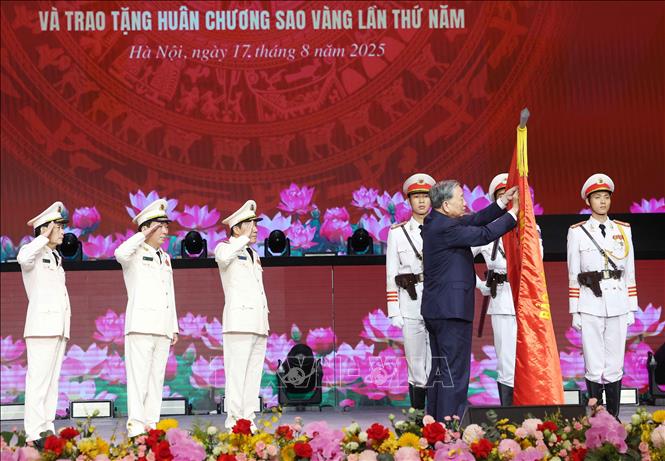 Tổng Bí thư Tô Lâm trao Huân chương Sao vàng lần thứ 5 tặng lực lượng Công an nhân dân. Ảnh: Thống Nhất/TTXVN