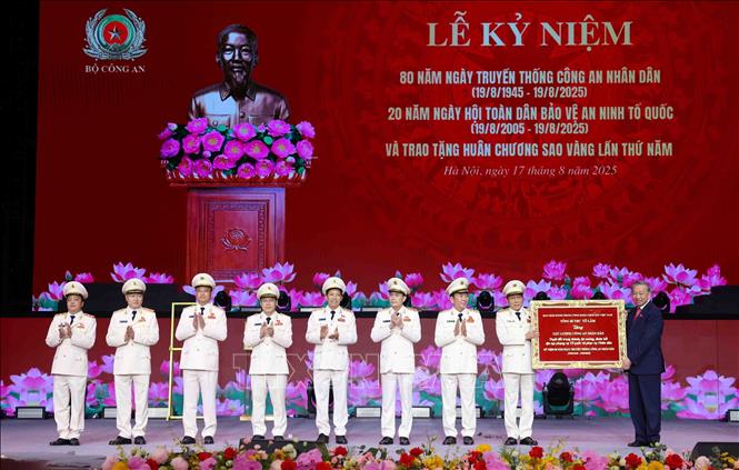 Tổng Bí thư Tô Lâm trao tặng bức trướng cho lực lượng Công an nhân dân. Ảnh: Phạm Kiên/TTXVN